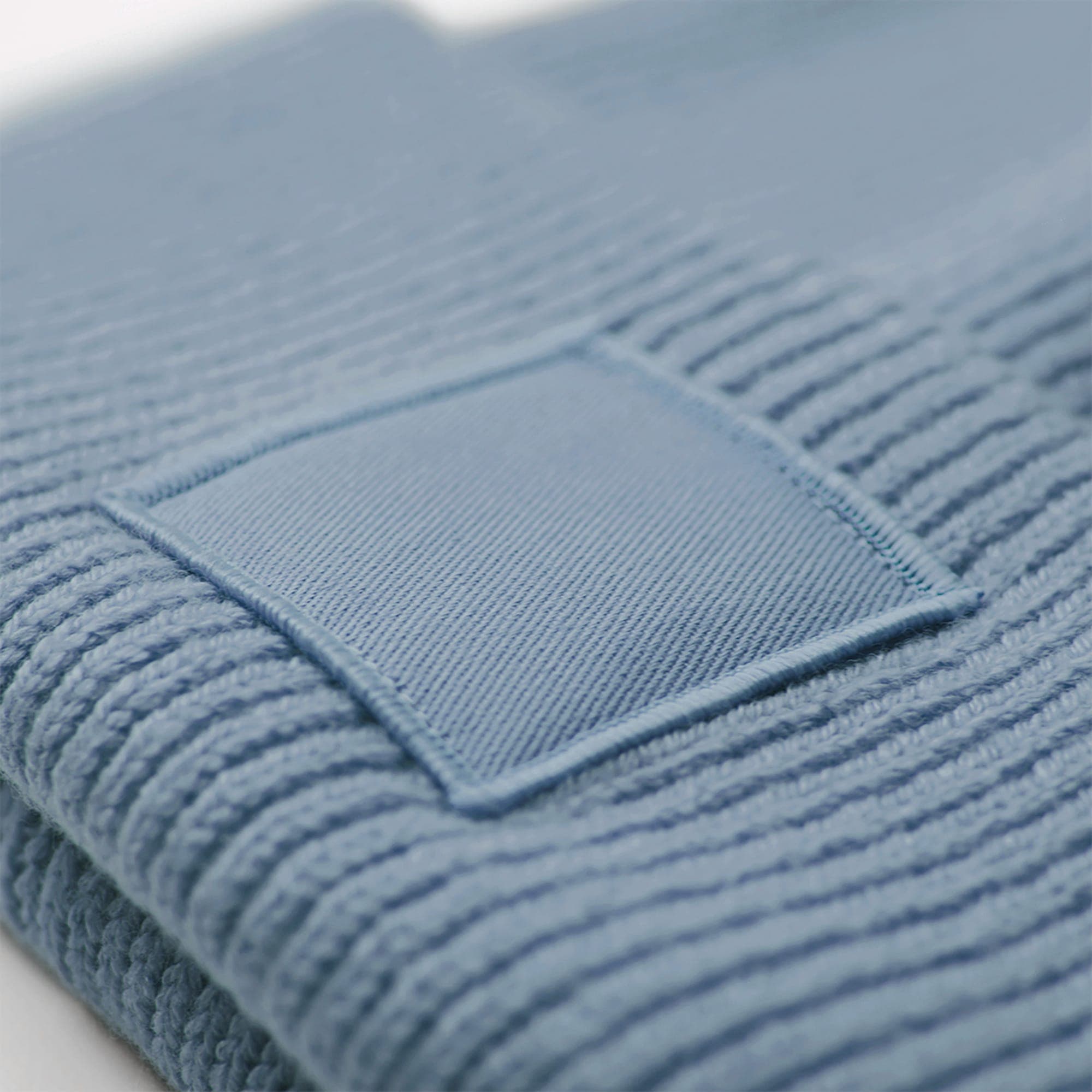 DEEP CUFFED TONAL PATCH BEANIE en situation
