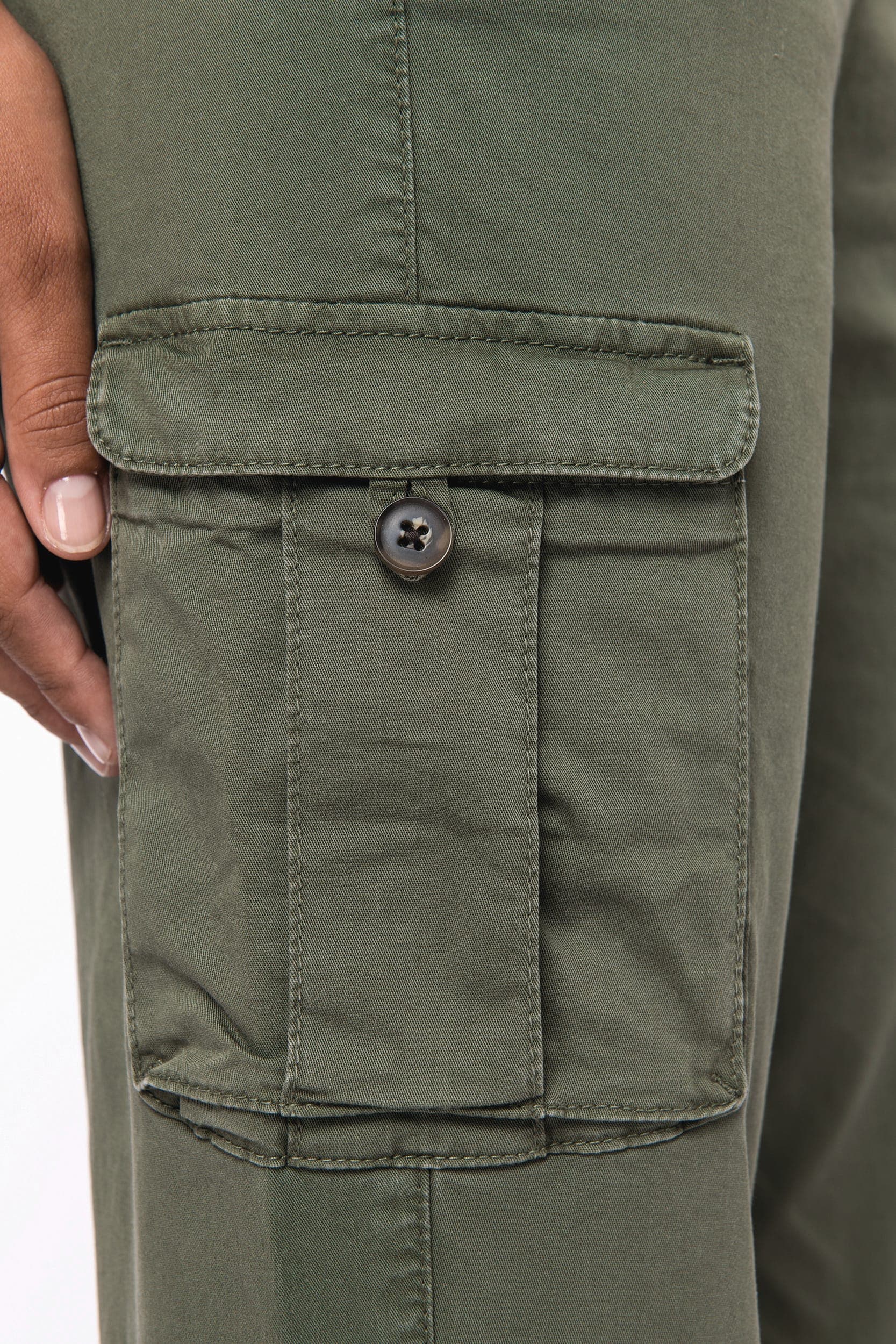 Pantalon cargo écoresponsable délavé femme en situation