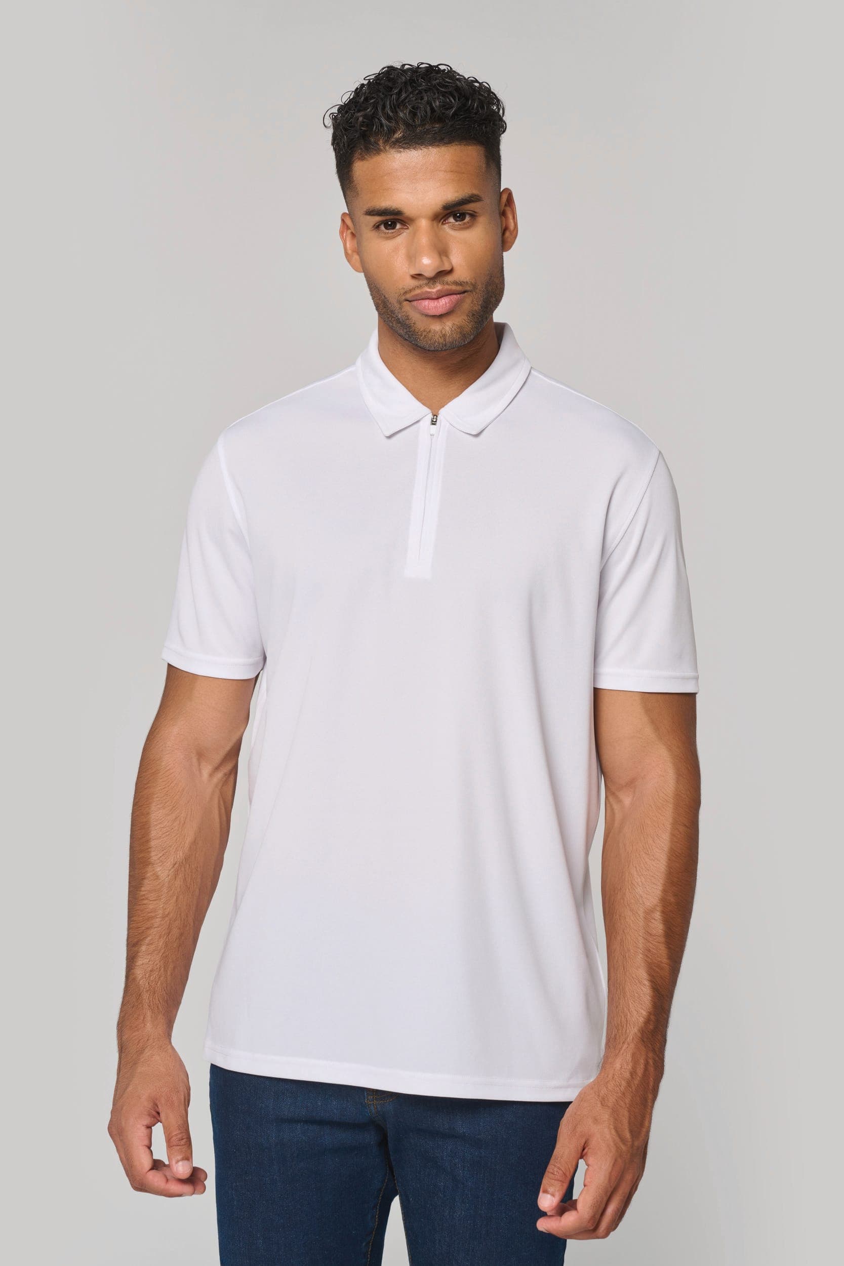 Polo de sport col 1/4 zip homme en situation