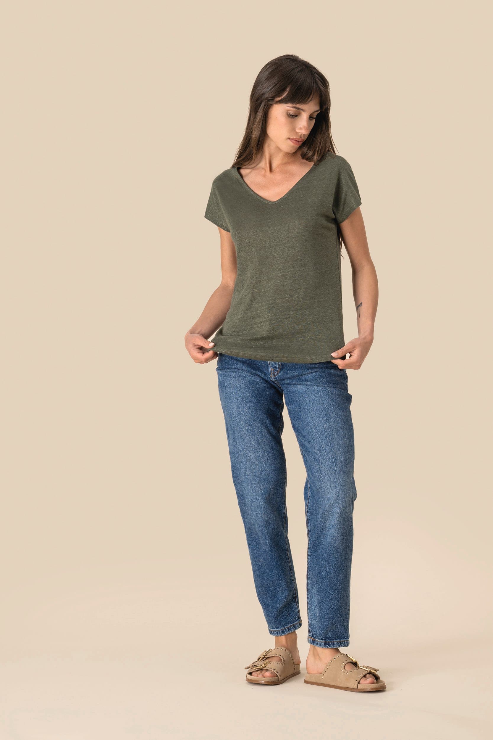T-shirt col V en lin femme en situation