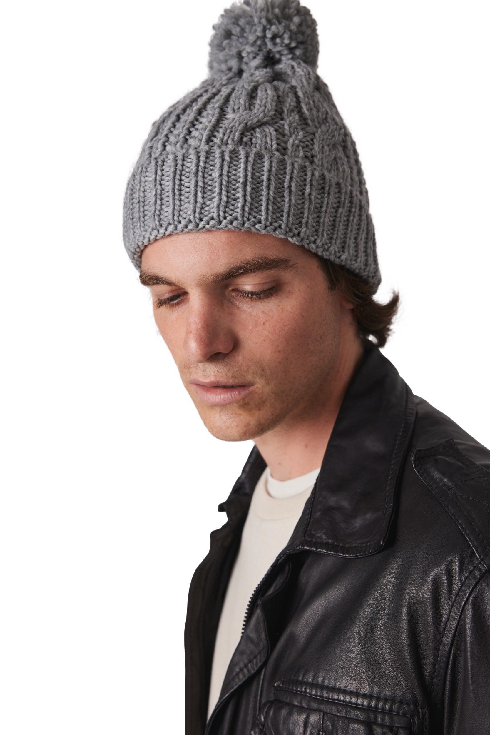 Bonnet en maille tricot en situation