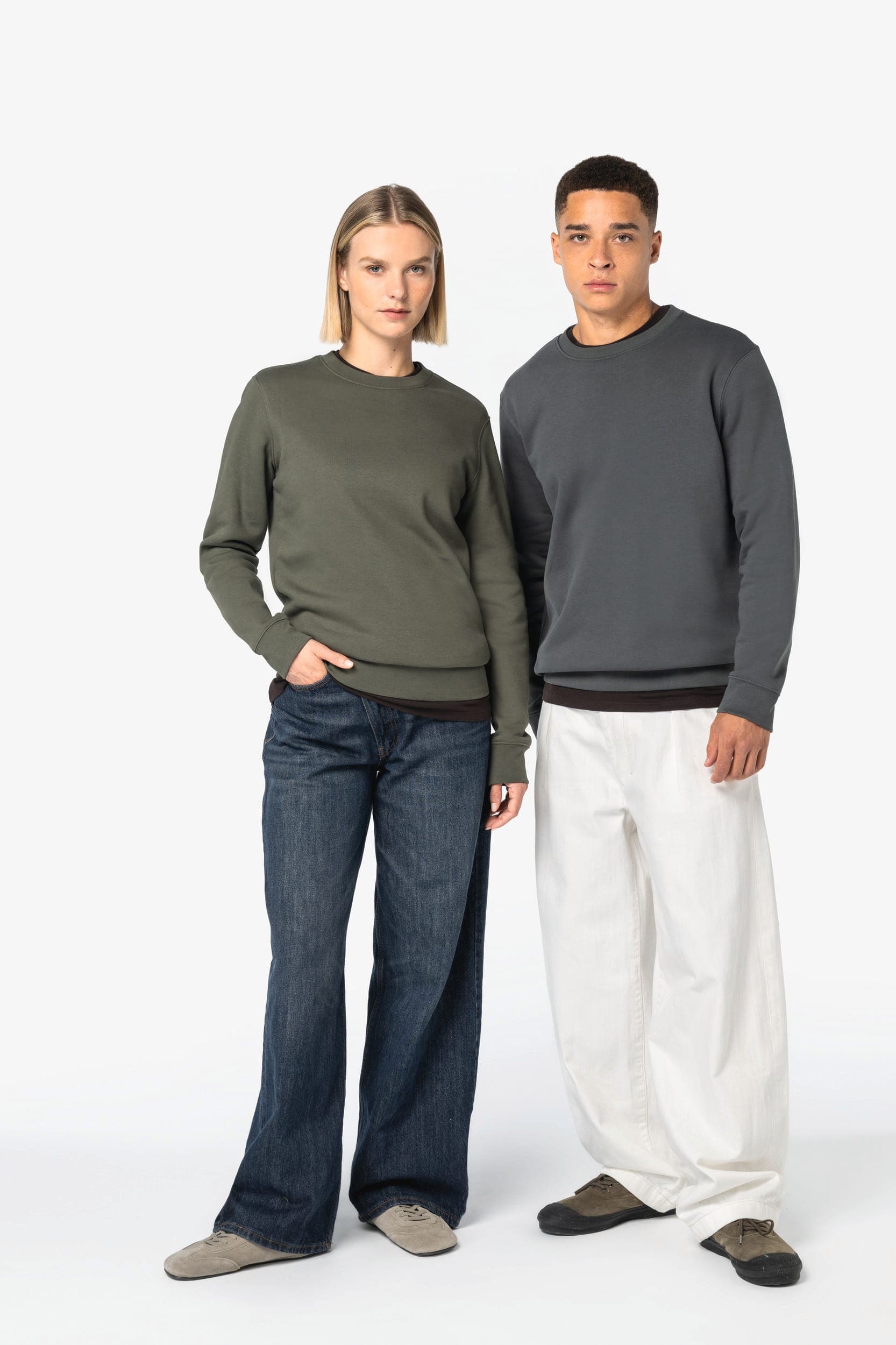 Sweat-shirt écoresponsable à col rond unisexe en situation