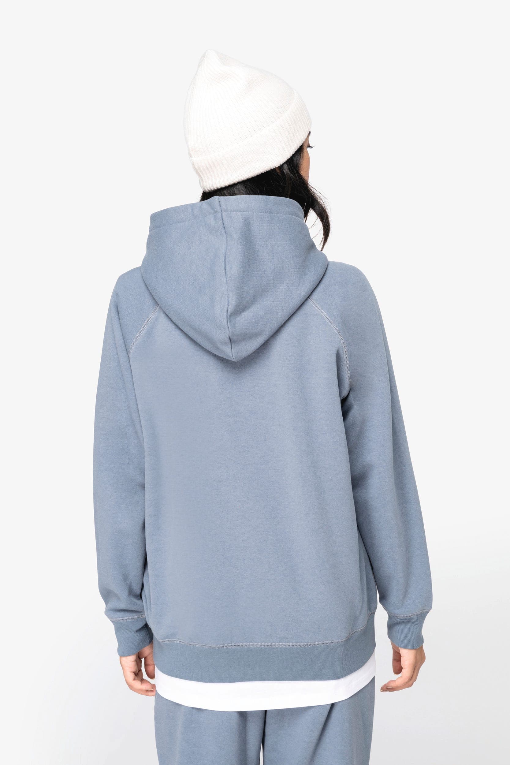 Sweat-shirt écoresponsable à capuche raglan femme en situation