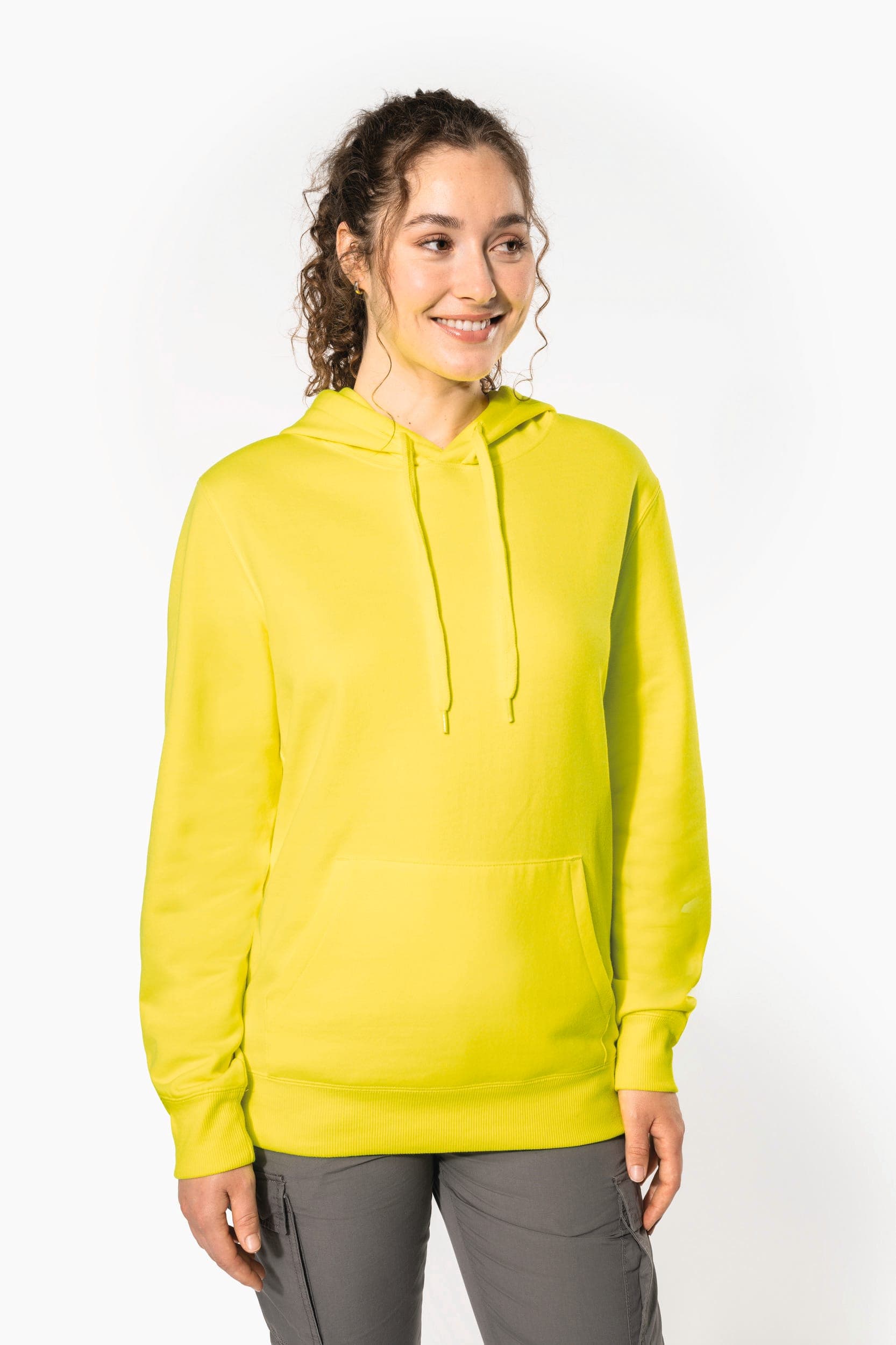 Sweat-shirt recyclé à capuche unisexe en situation