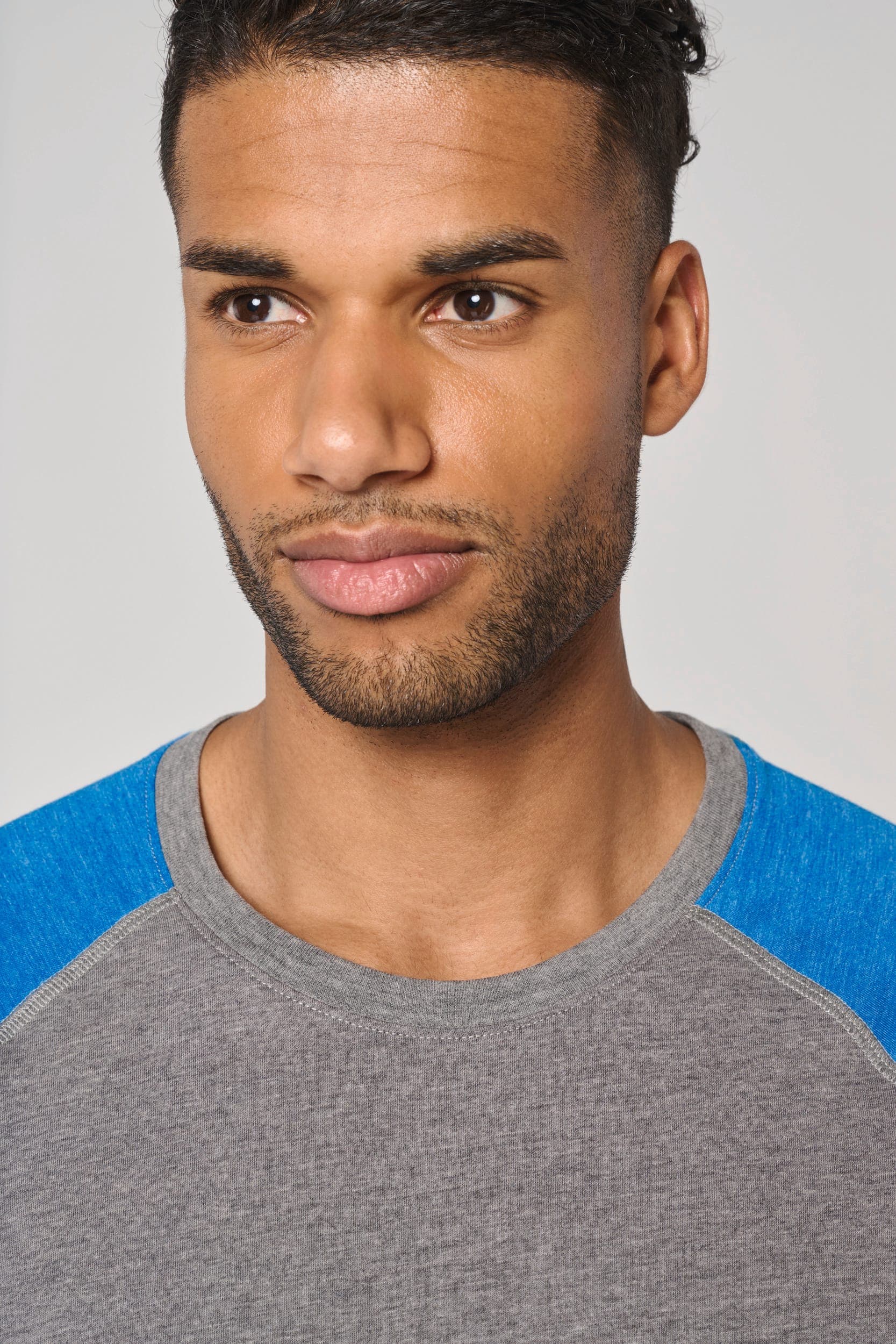 T-shirt triblend bicolore sport manches courtes unisexe en situation
