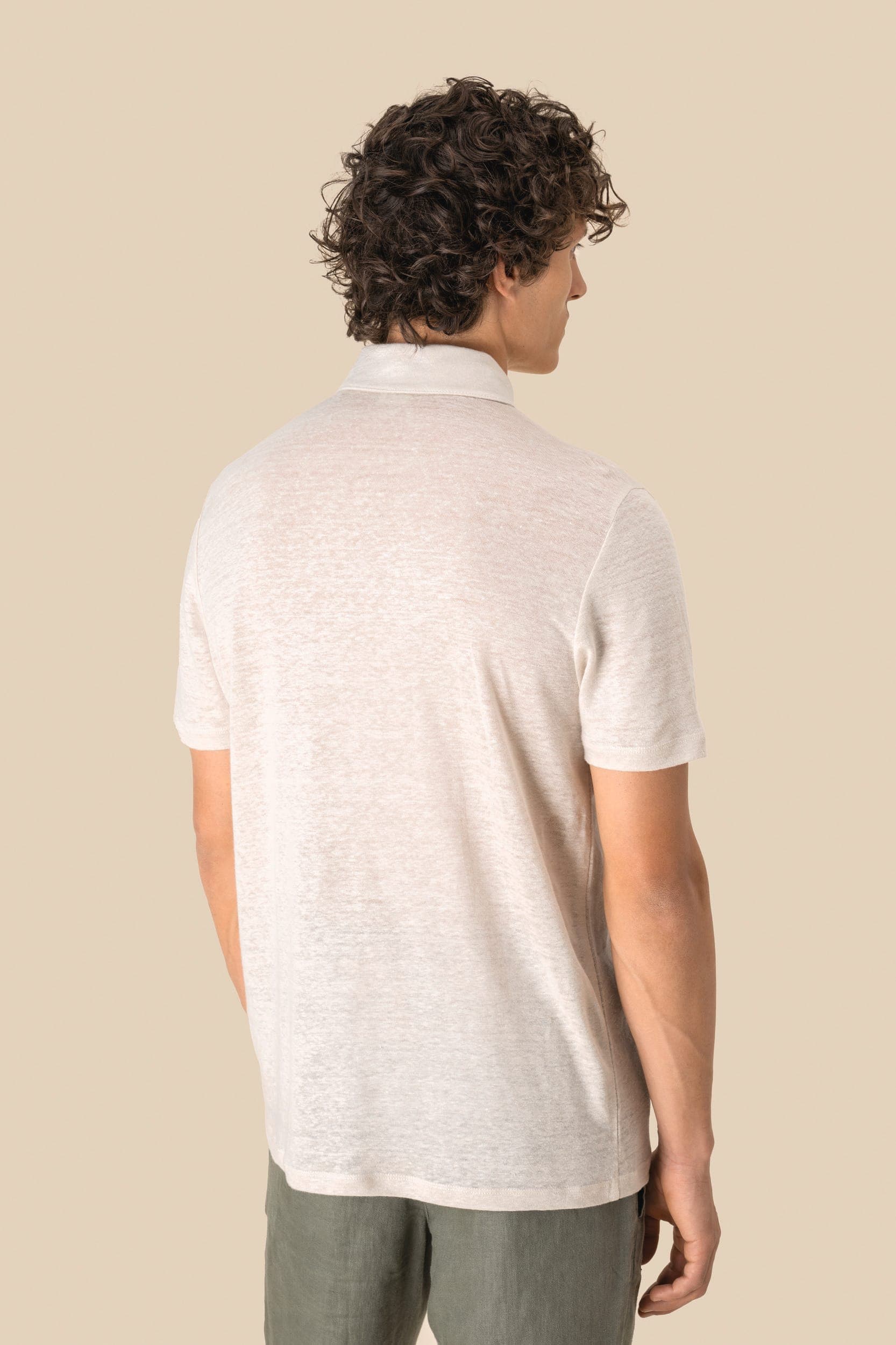 Polo en lin homme en situation