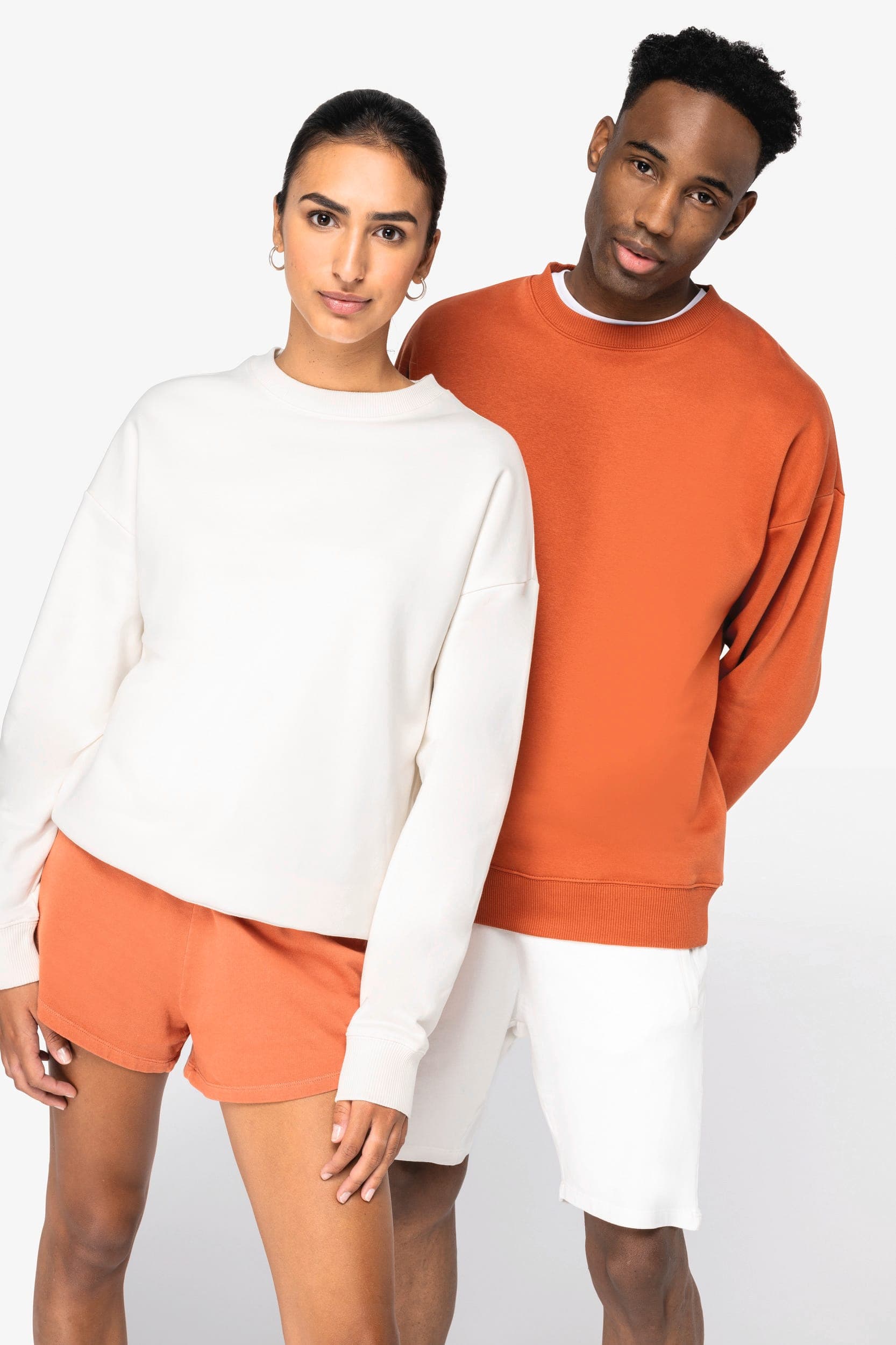 Sweat-shirt écoresponsable à col rond oversize unisexe en situation