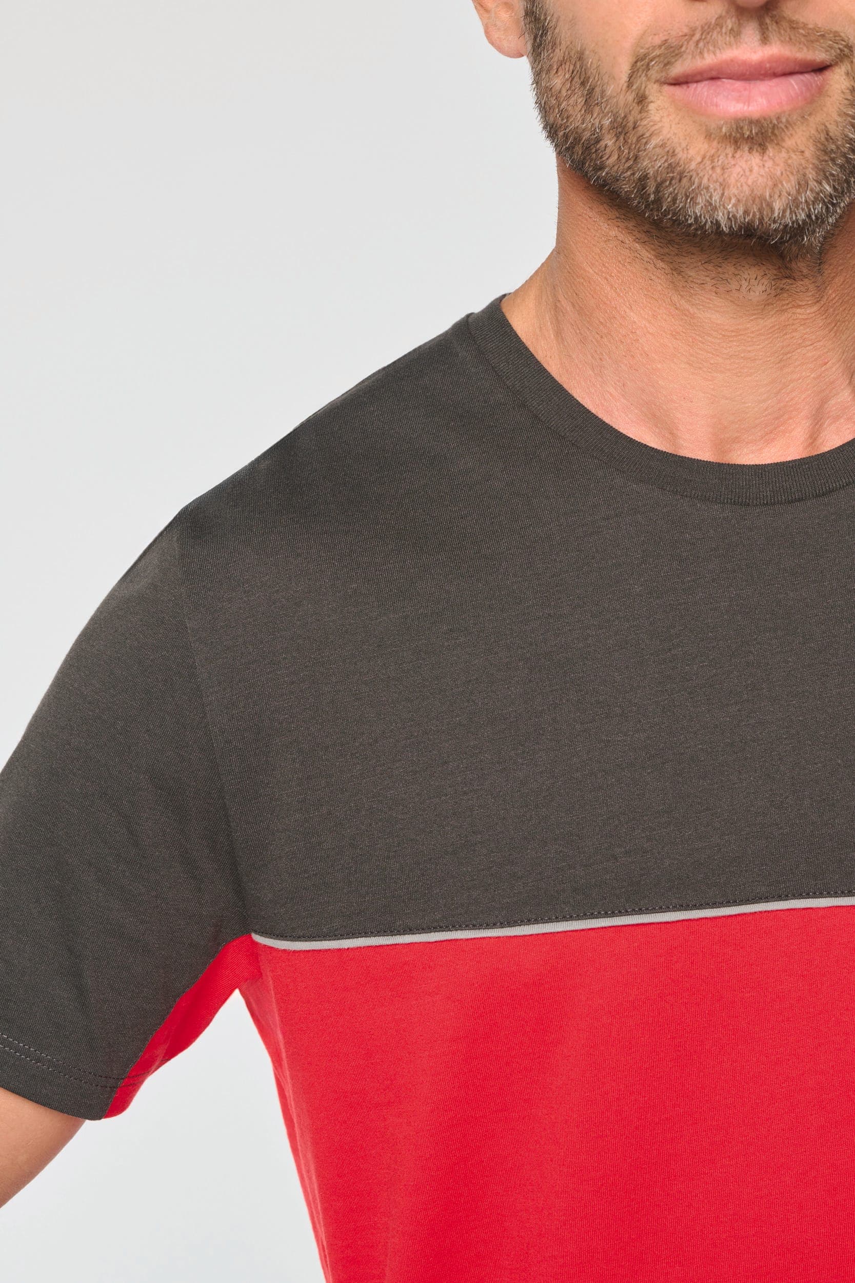 T-shirt bicolore écoresponsable manches courtes unisexe en situation