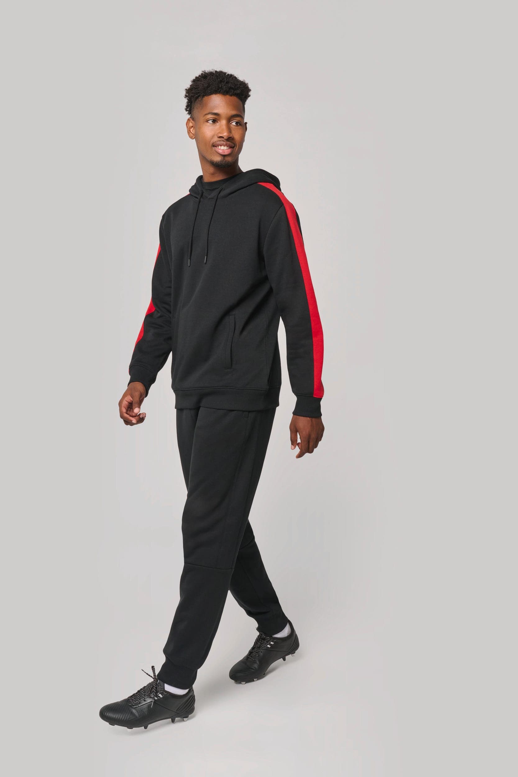 Sweat-shirt à capuche teamwear bicolore unisexe en situation