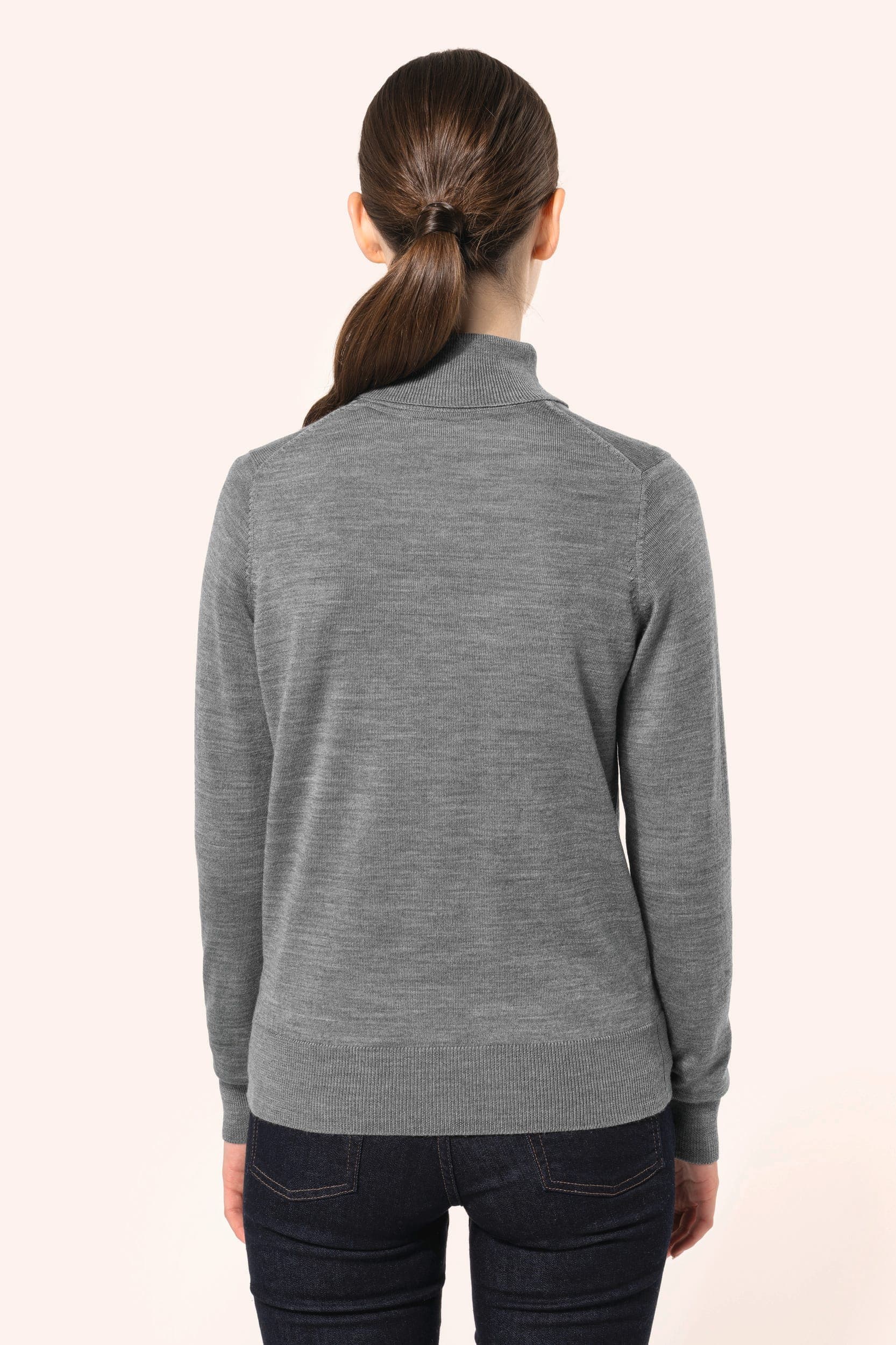 Pull Mérinos col roulé femme en situation