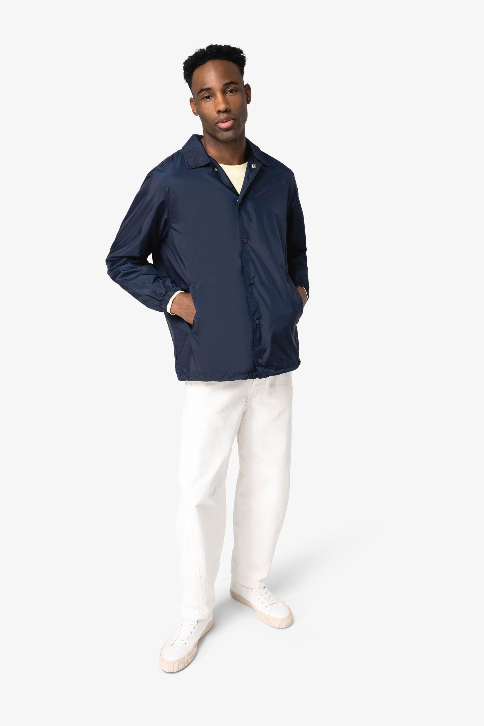 Veste écoresponsable coupe-vent unisexe en situation