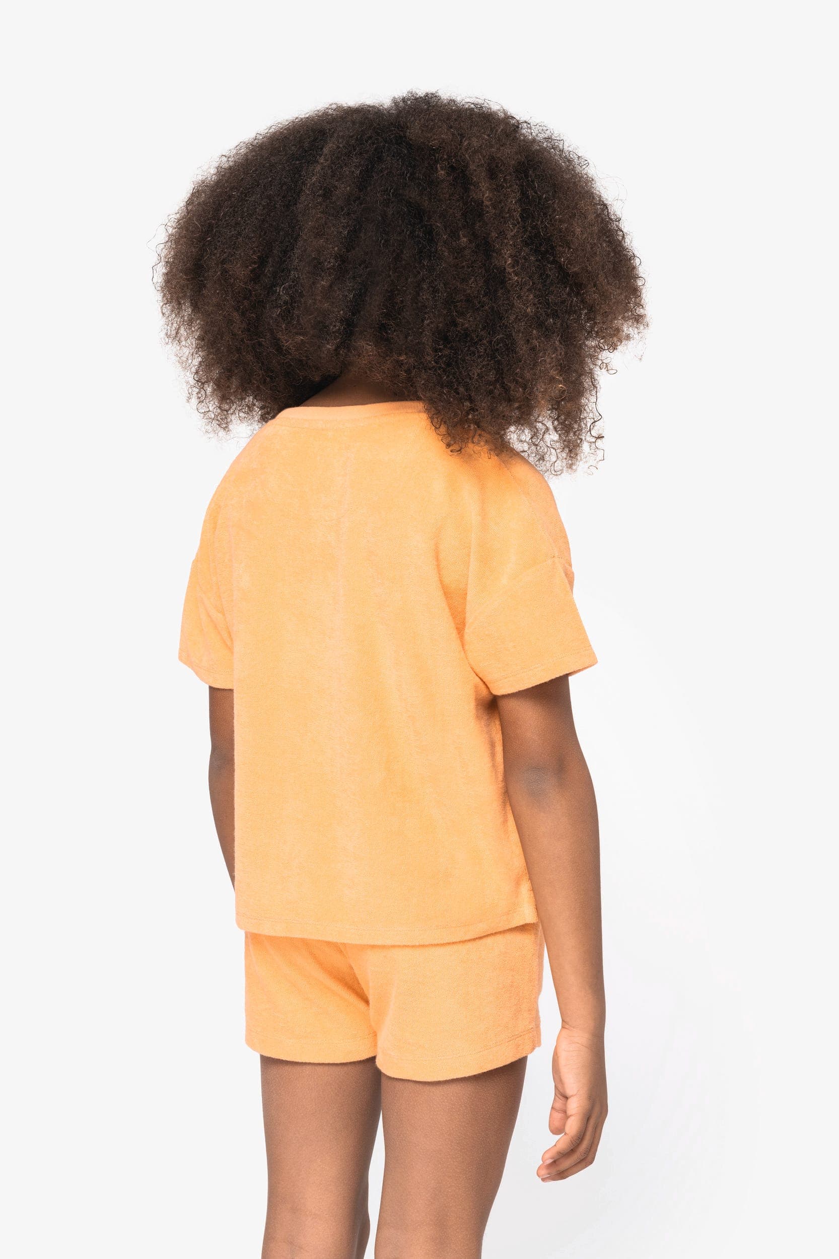 T-shirt écoresponsable en éponge fille en situation