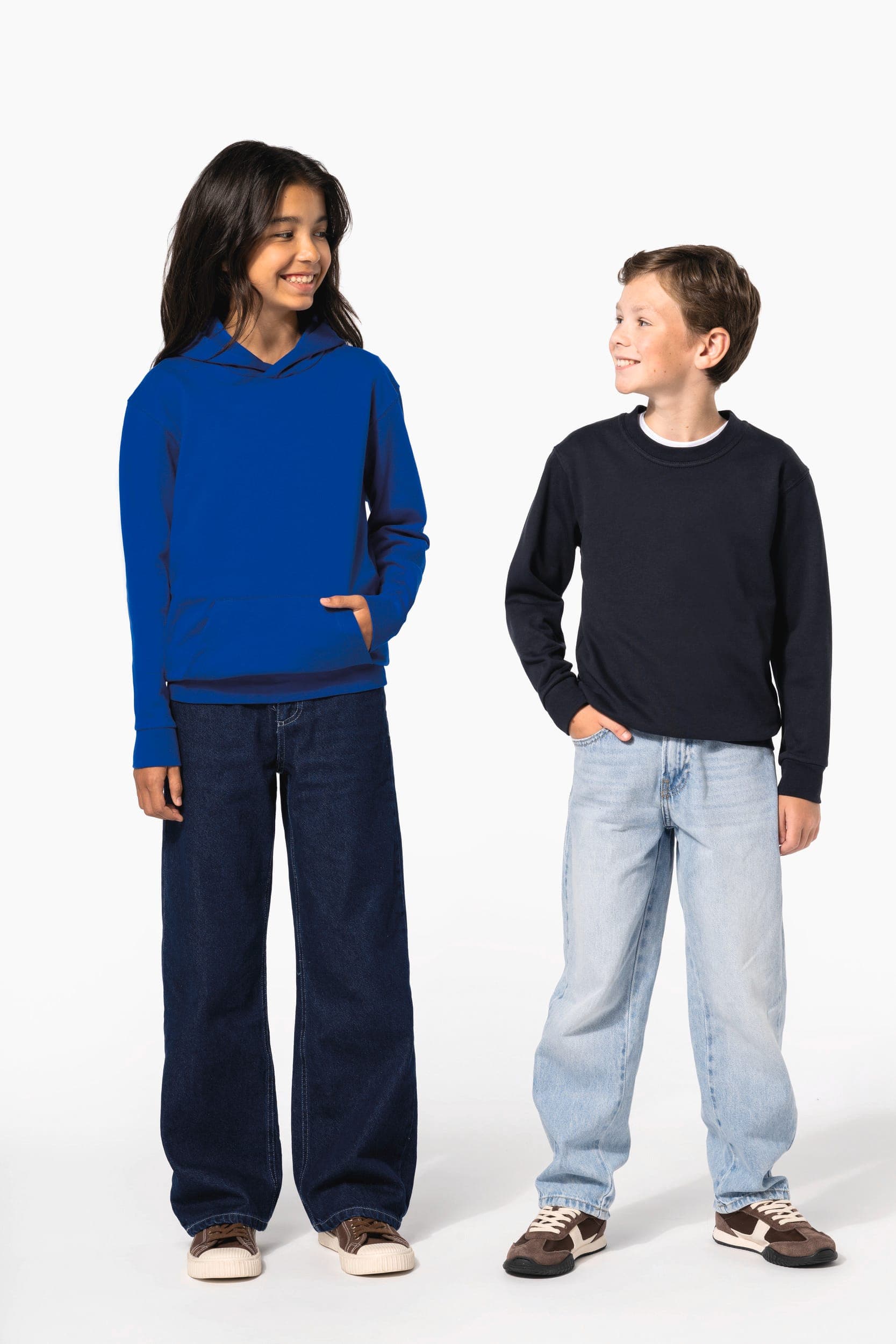 Sweat-shirt recyclé à capuche enfant en situation