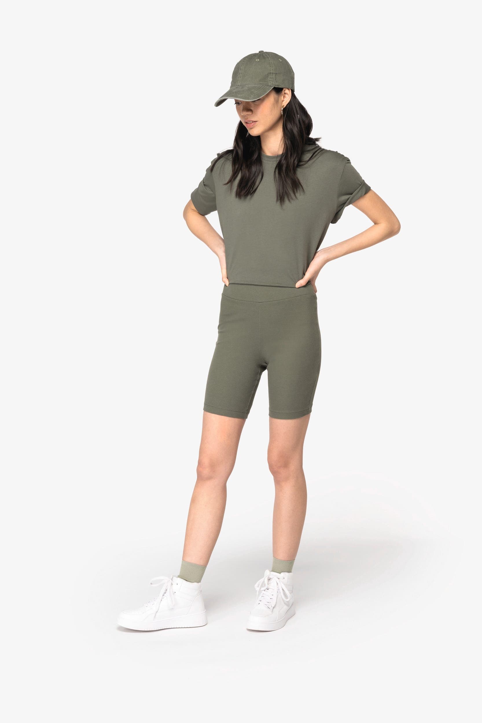 Short écoresponsable côtelé femme en situation