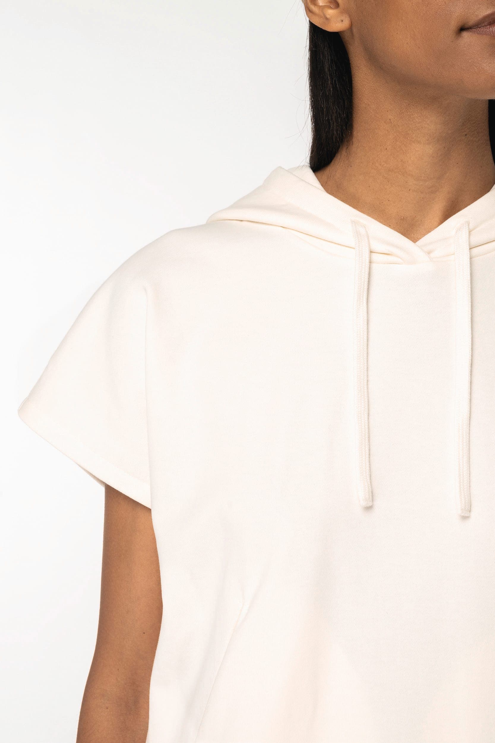 Sweat-shirt écoresponsable à capuche oversize sans manches French Terry femme en situation