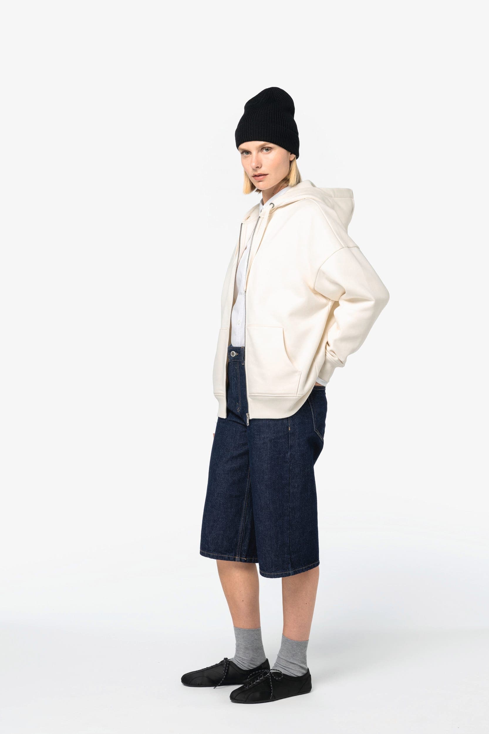 Sweat-shirt écoresponsable zippé à capuche oversize unisexe en situation