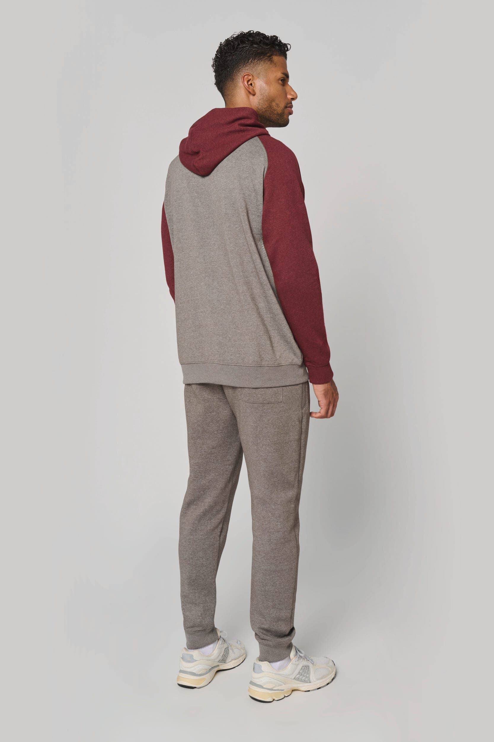 Sweat-shirt à capuche bicolore unisexe en situation