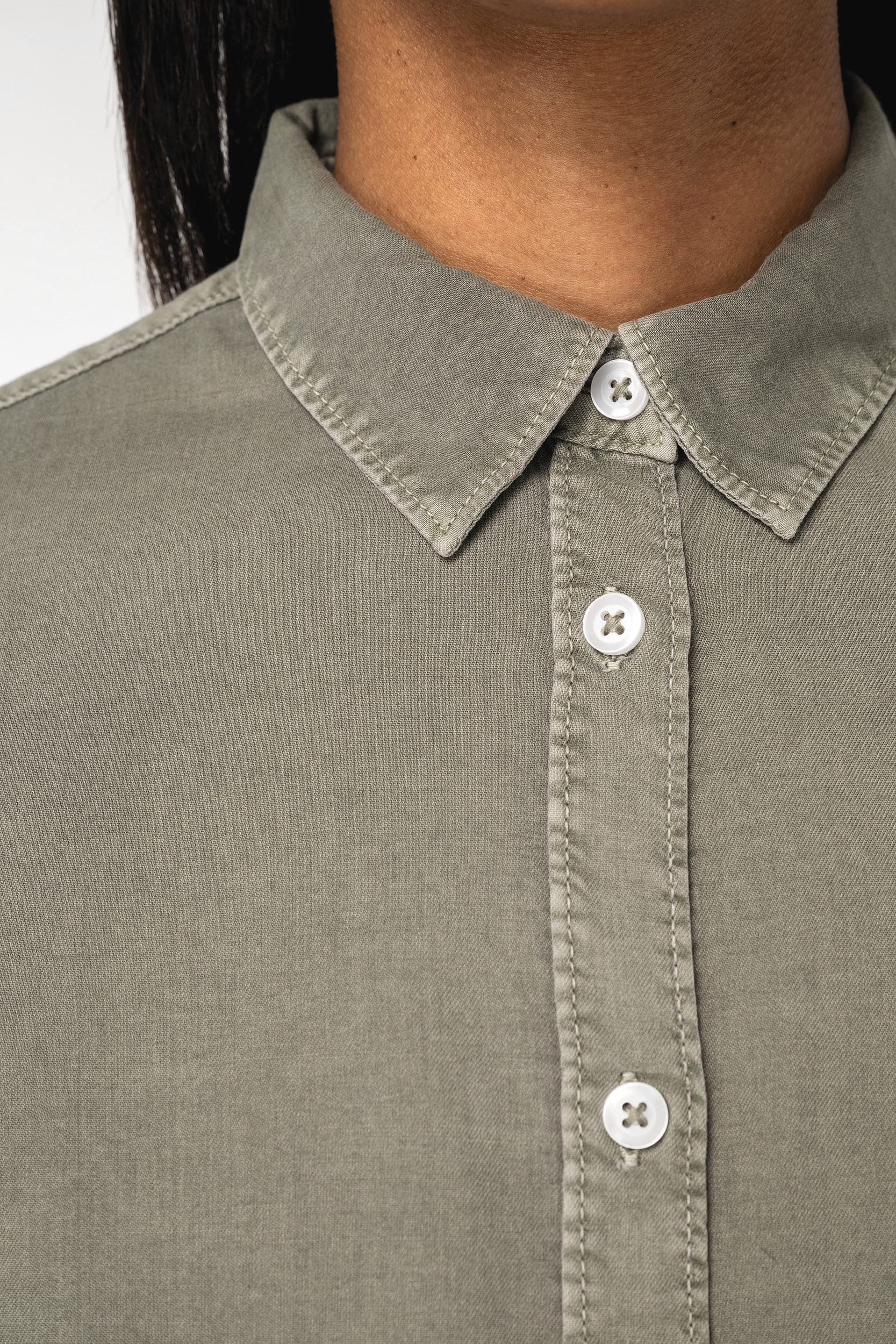 Chemise écoresponsable délavée femme en situation