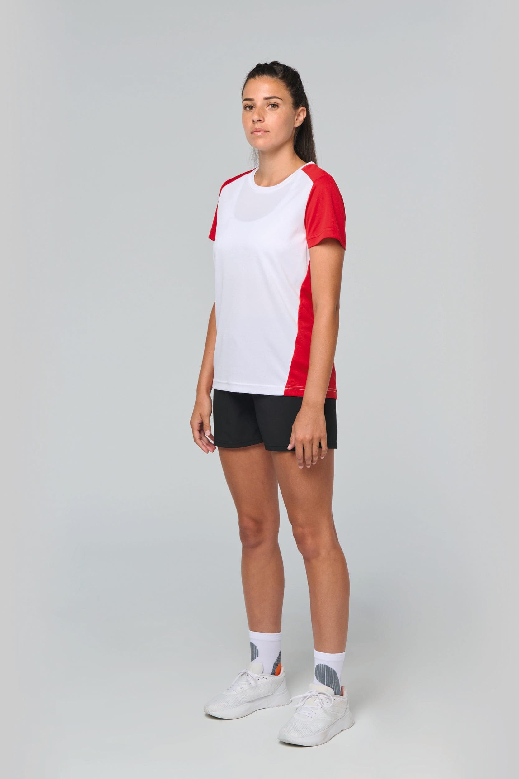 T-shirt de sport écoresponsable bicolore femme en situation