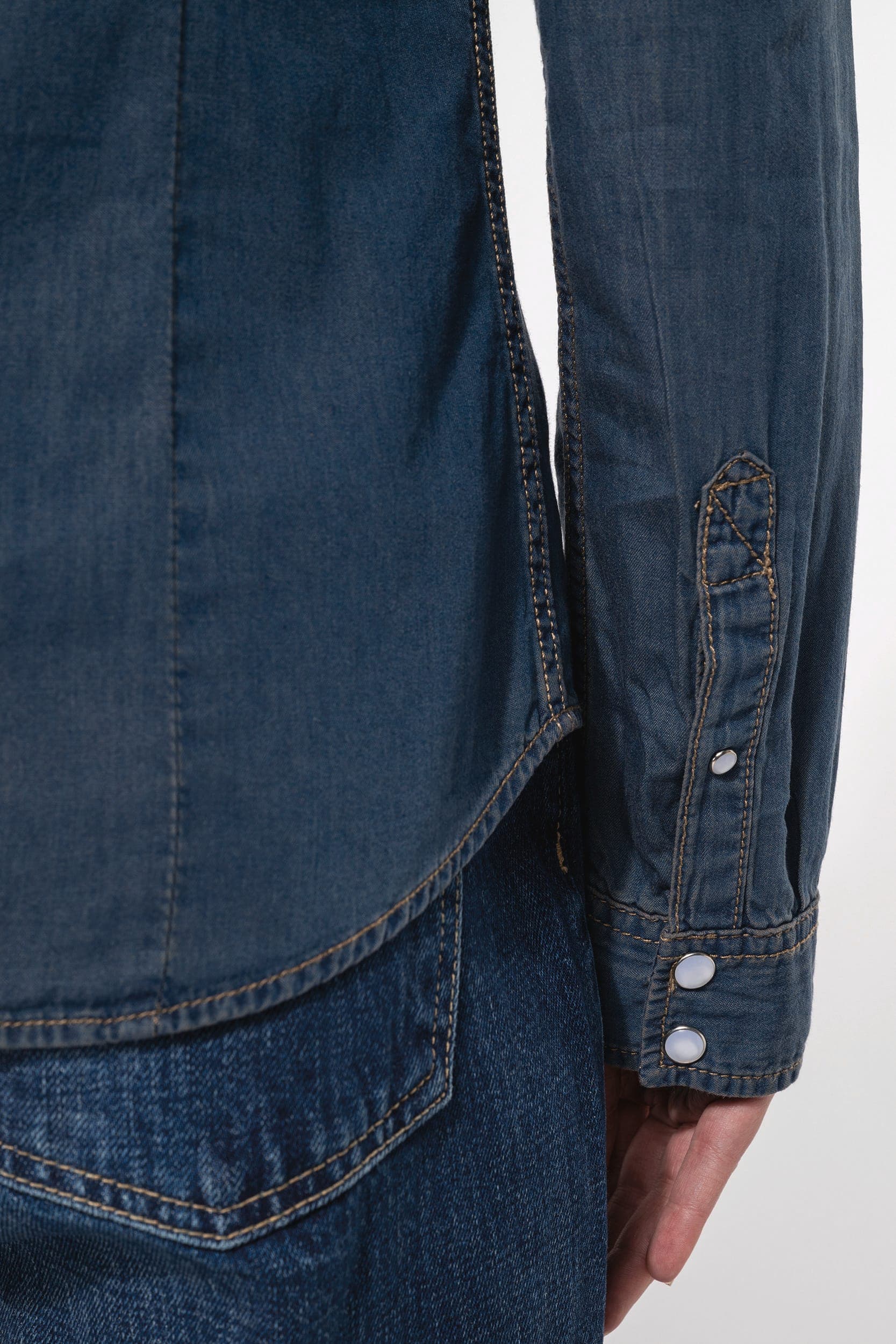 Chemise denim manches longues femme en situation