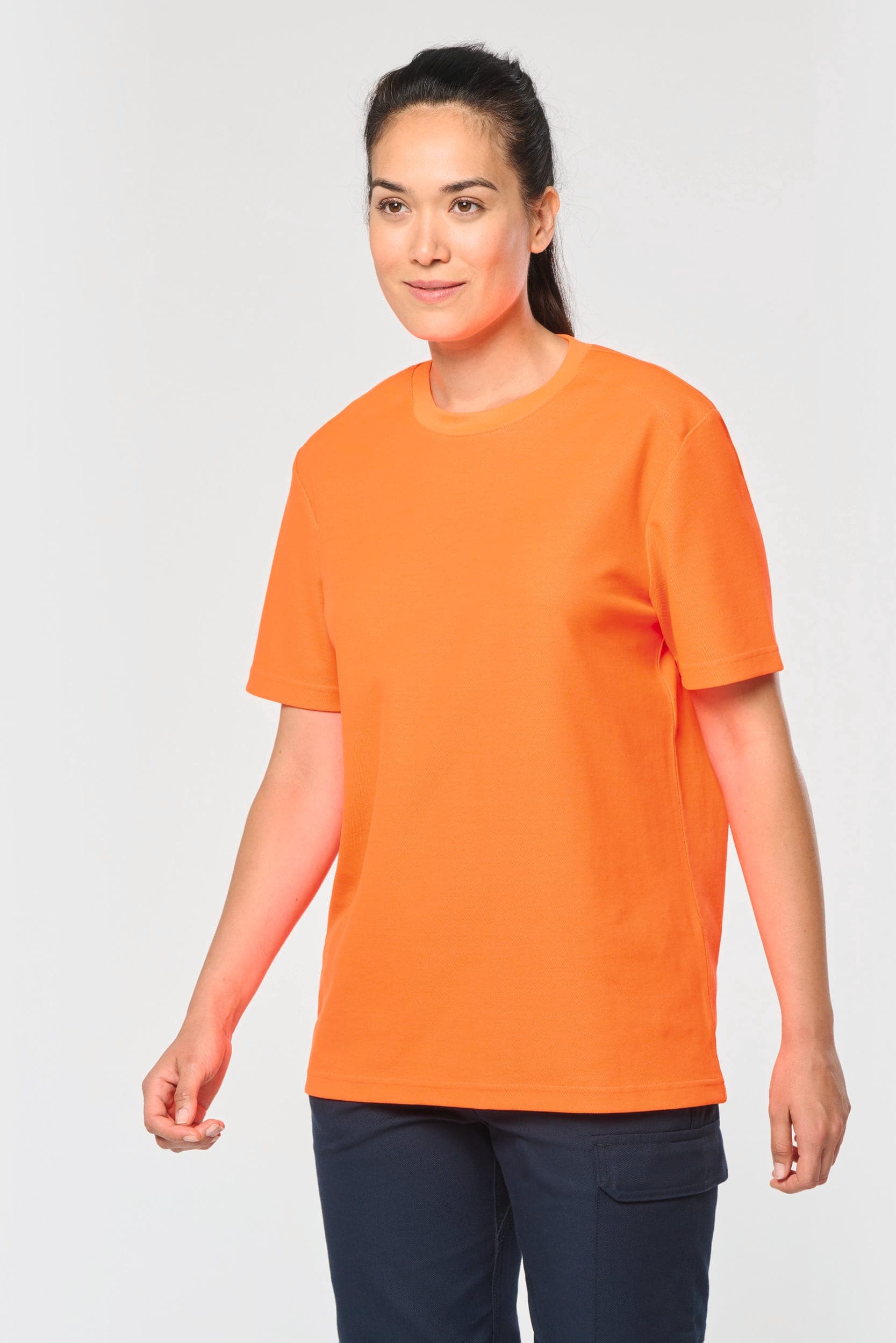T-shirt unisexe écoresponsable coton/polyester en situation