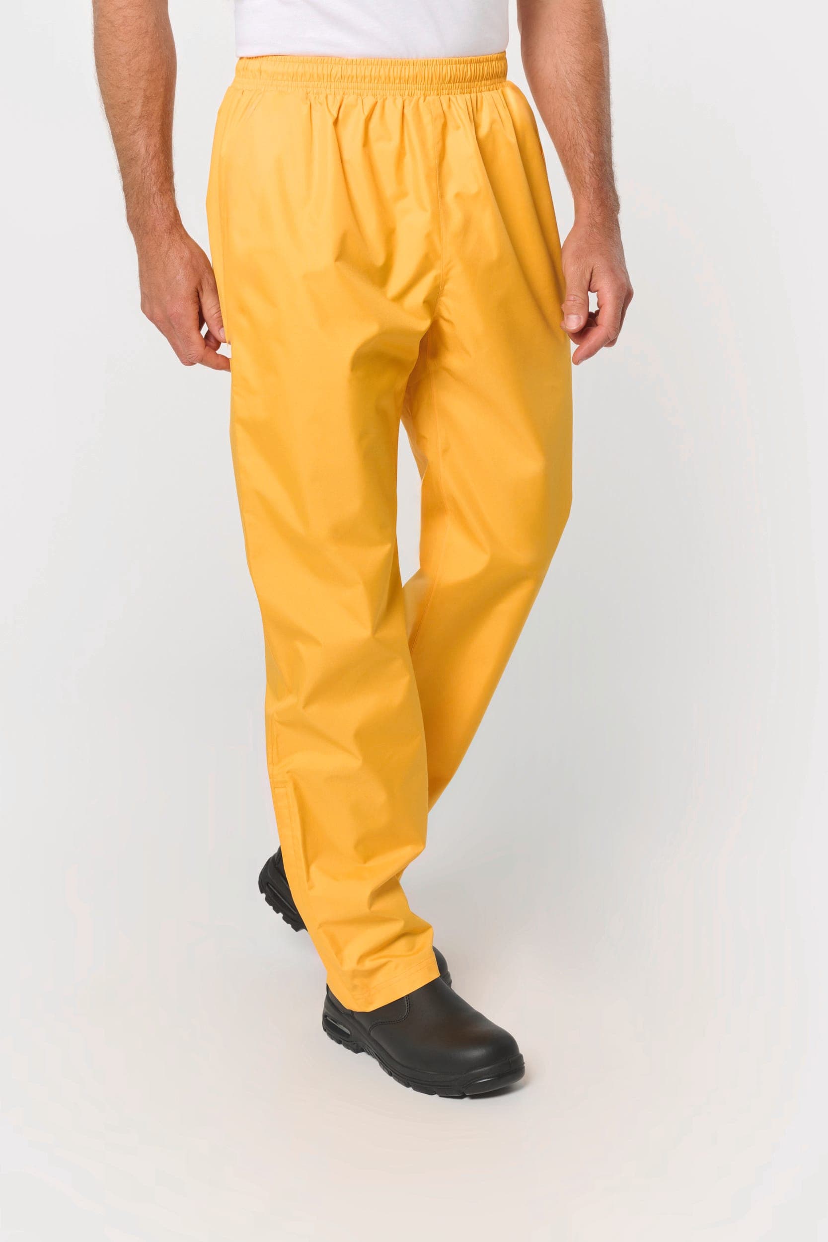 Pantalon de pluie unisexe en situation