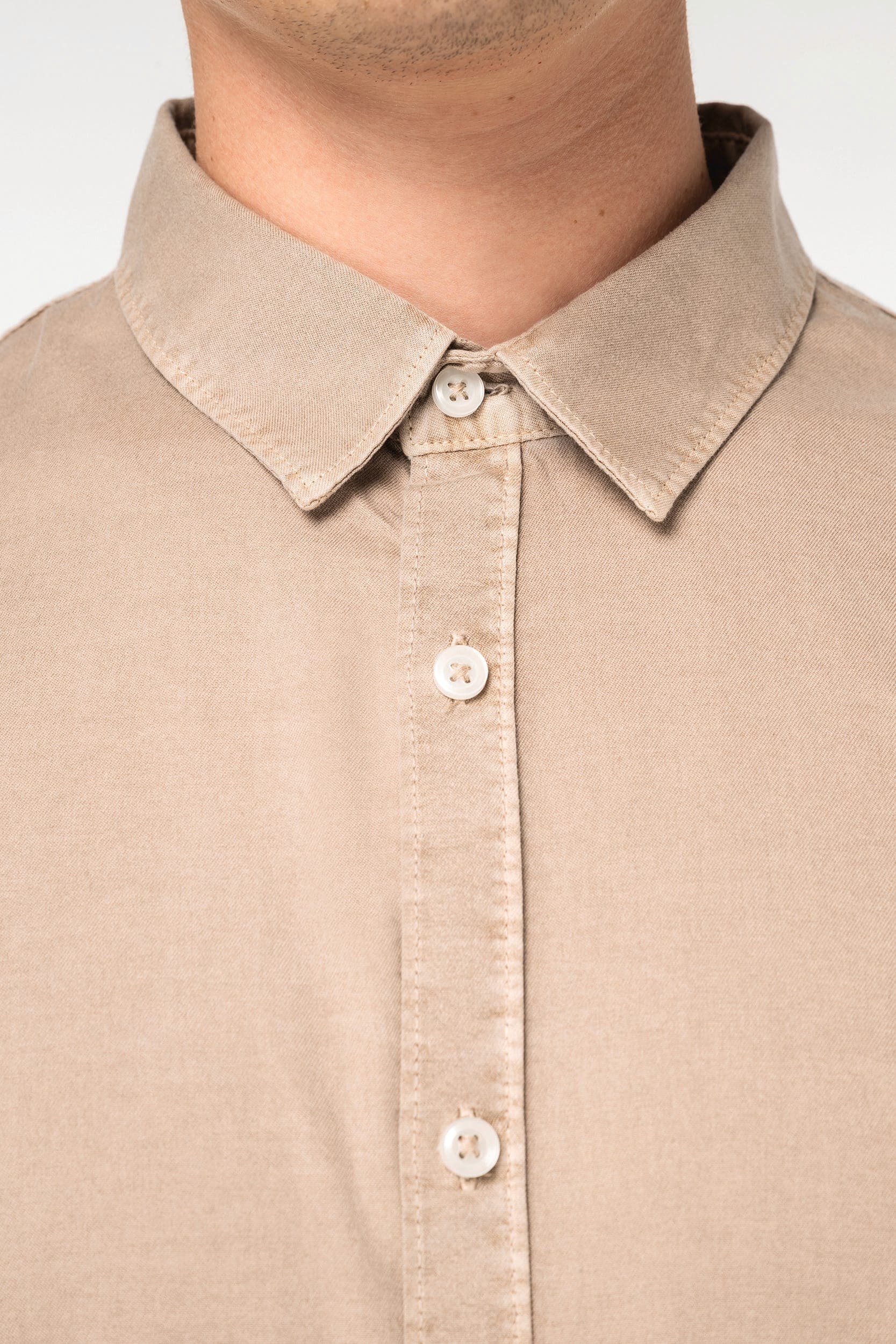 Chemise écoresponsable délavée homme en situation