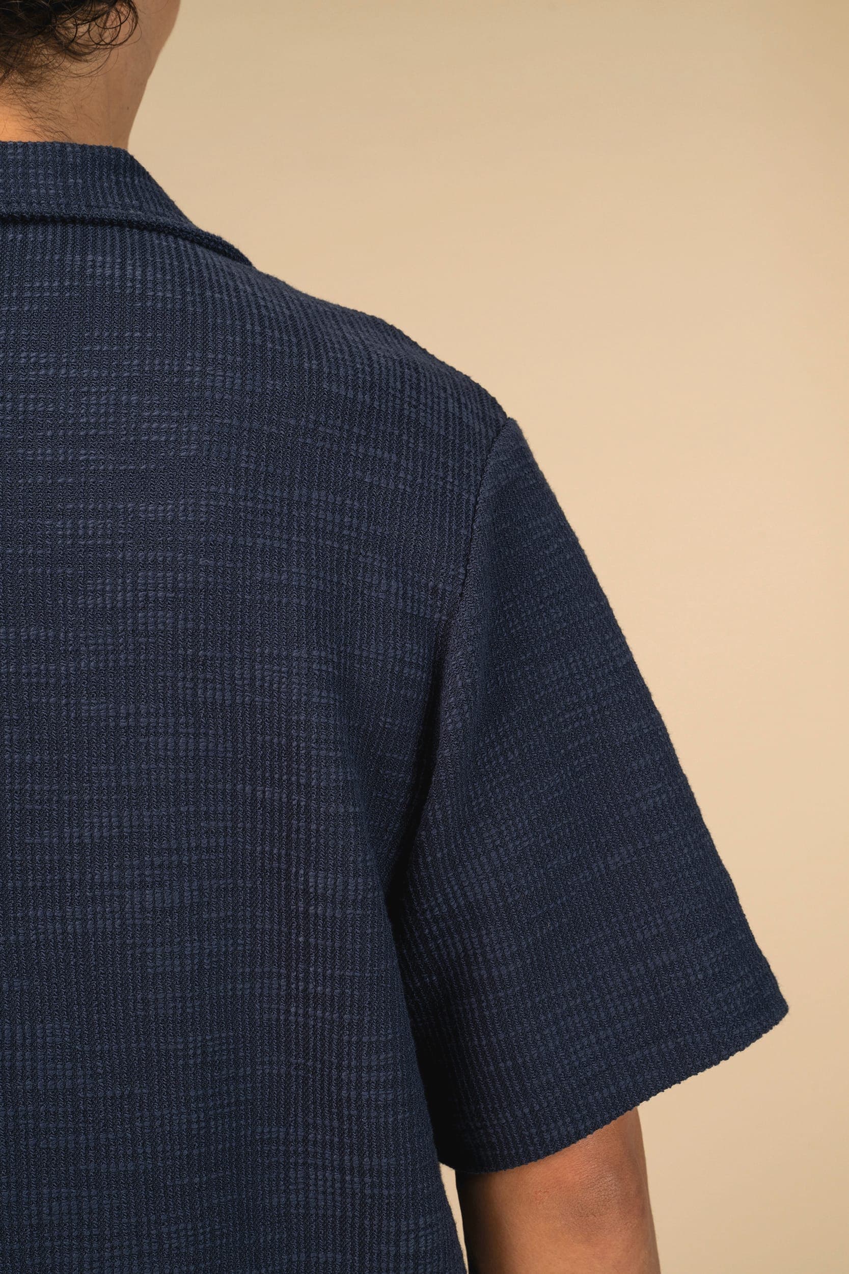 Chemise à manches courtes texturée homme en situation