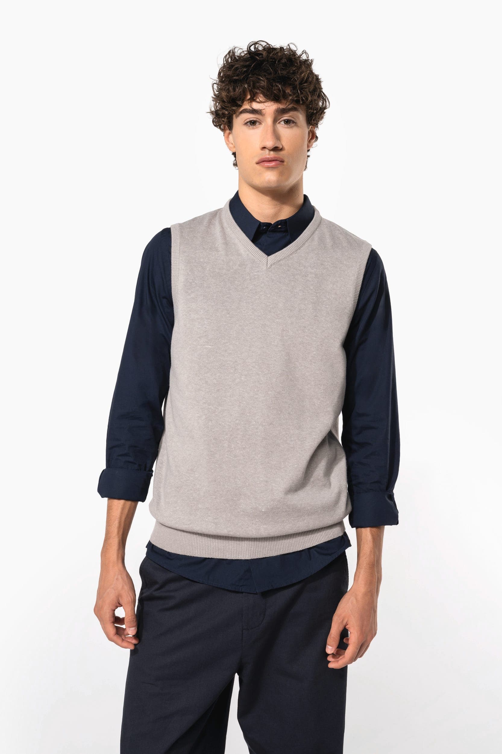 Pull col V sans manches en situation
