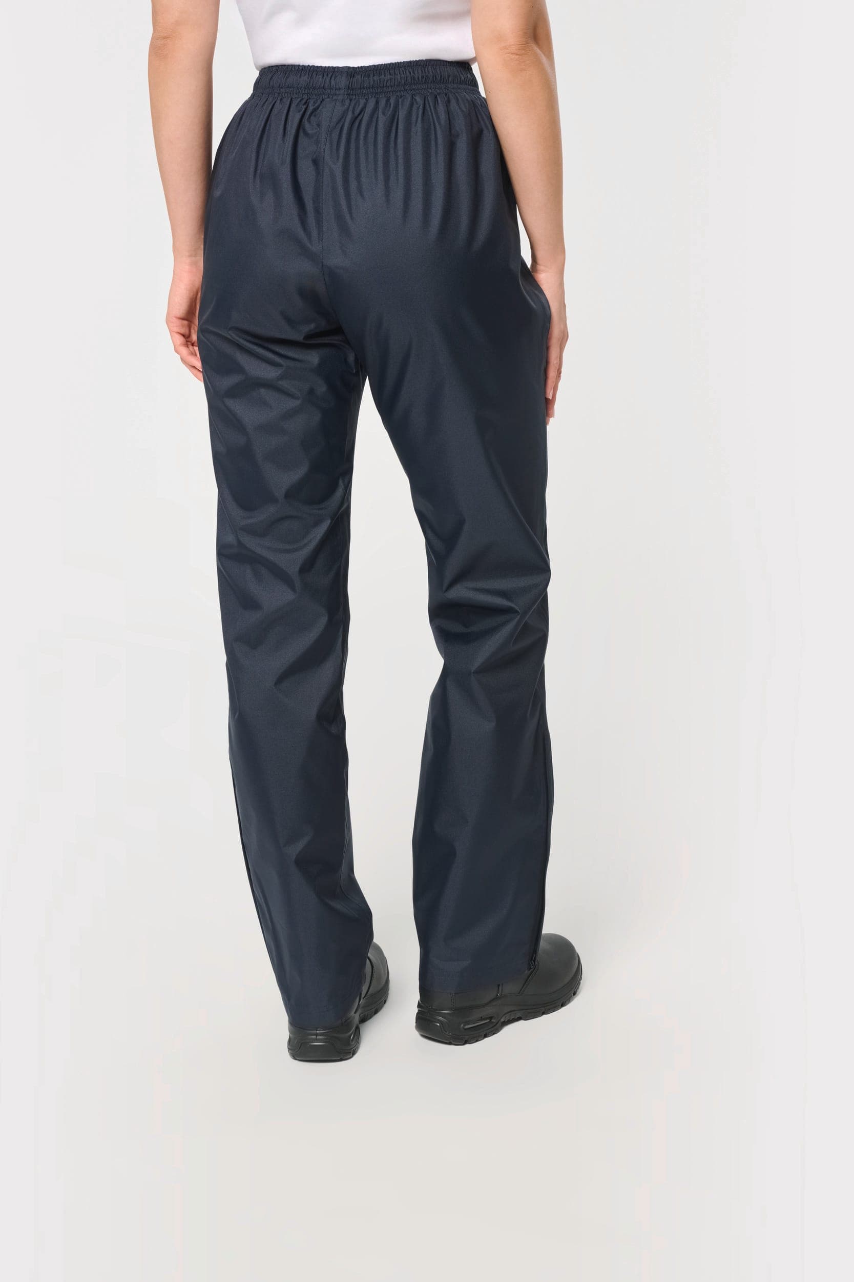 Pantalon de pluie unisexe en situation