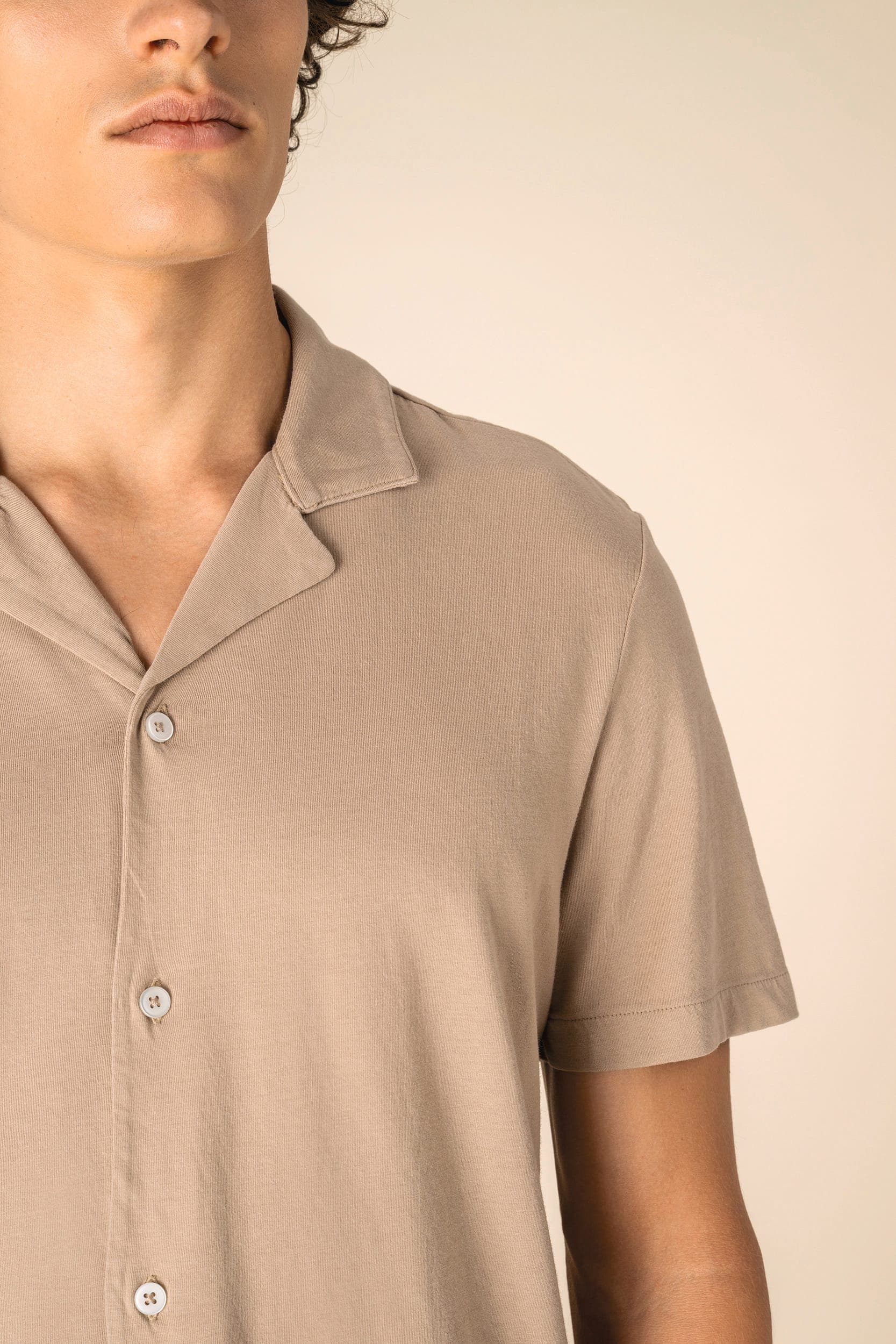 Chemise écoresponsable à col bowling délavée en jersey manches courtes homme en situation