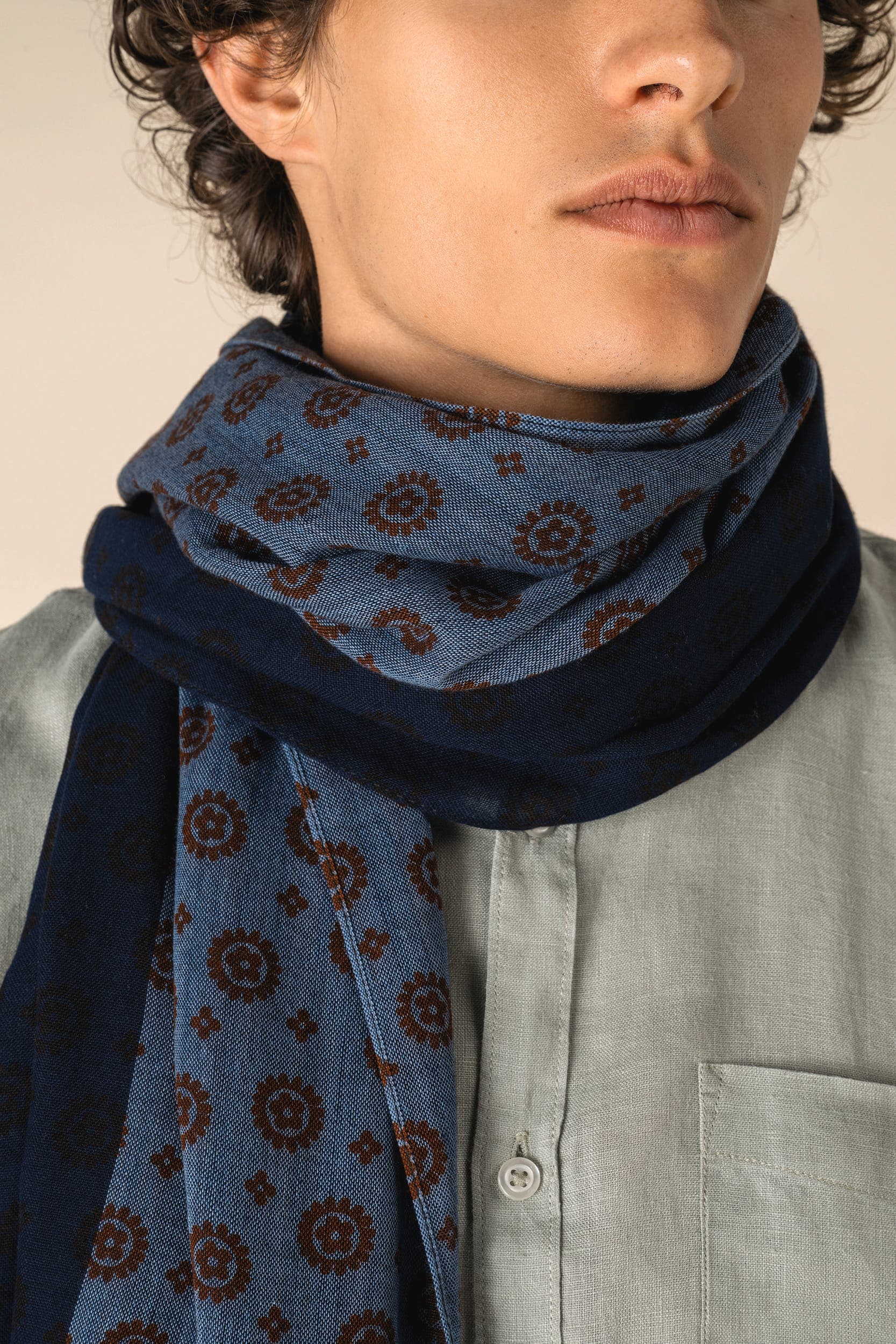 Chèche à motifs floraux unisexe en situation