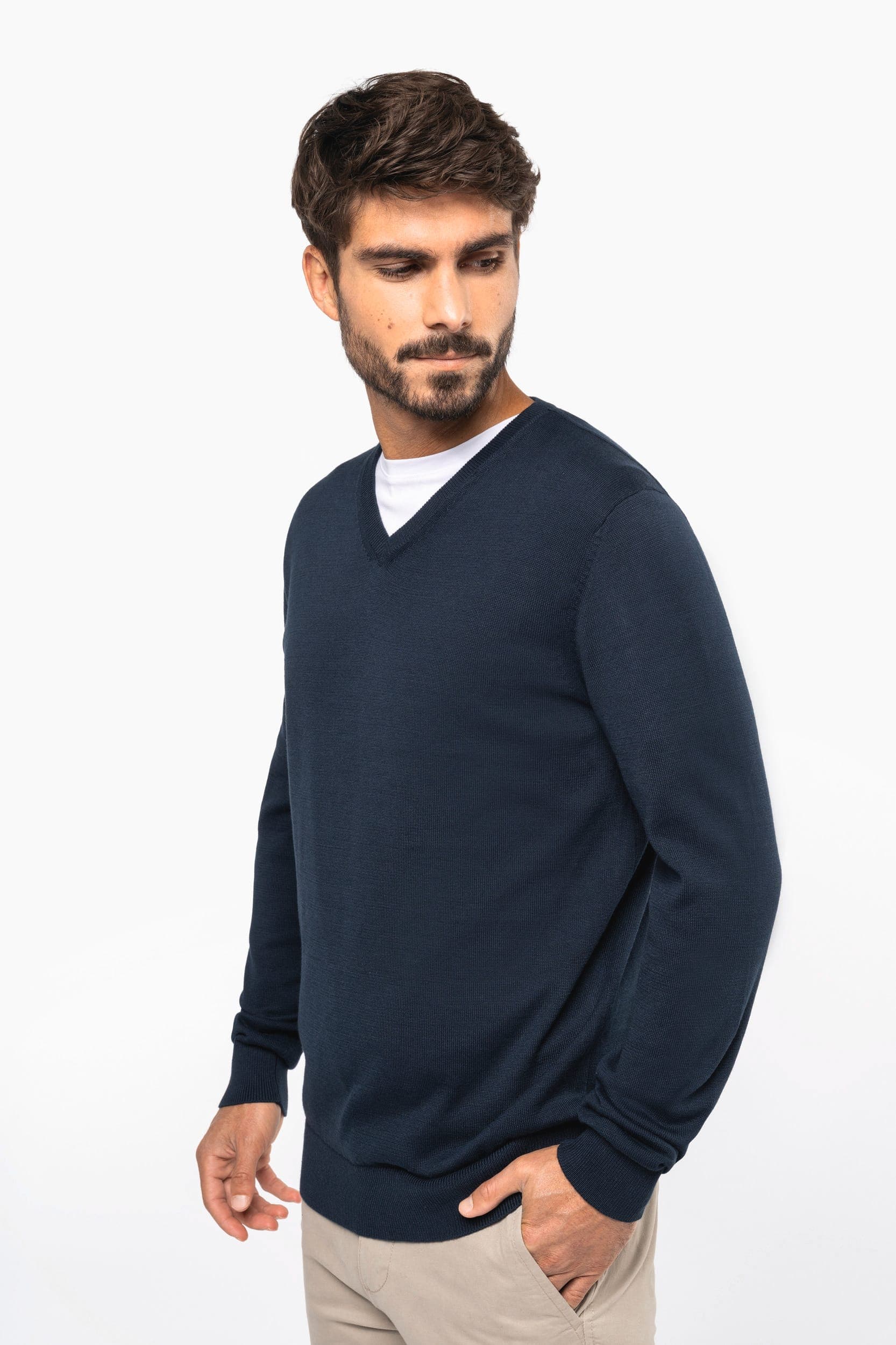 Pull col en V écoresponsable homme en situation
