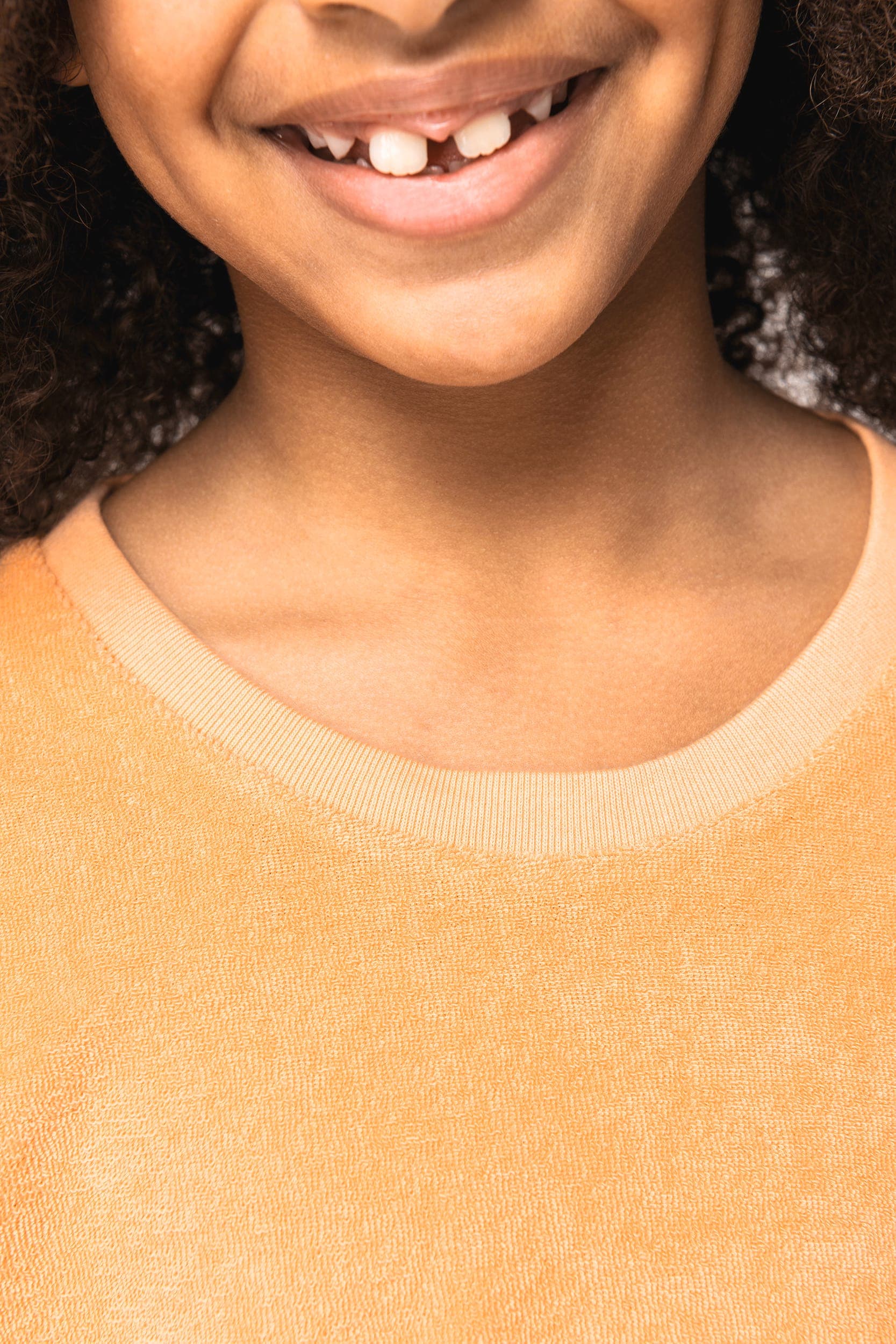 T-shirt écoresponsable en éponge fille en situation