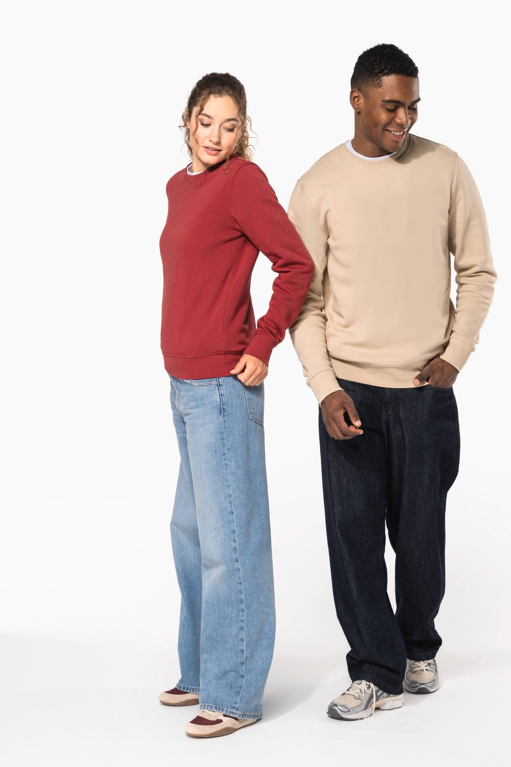 Sweat-shirt écoresponsable col rond unisexe en situation