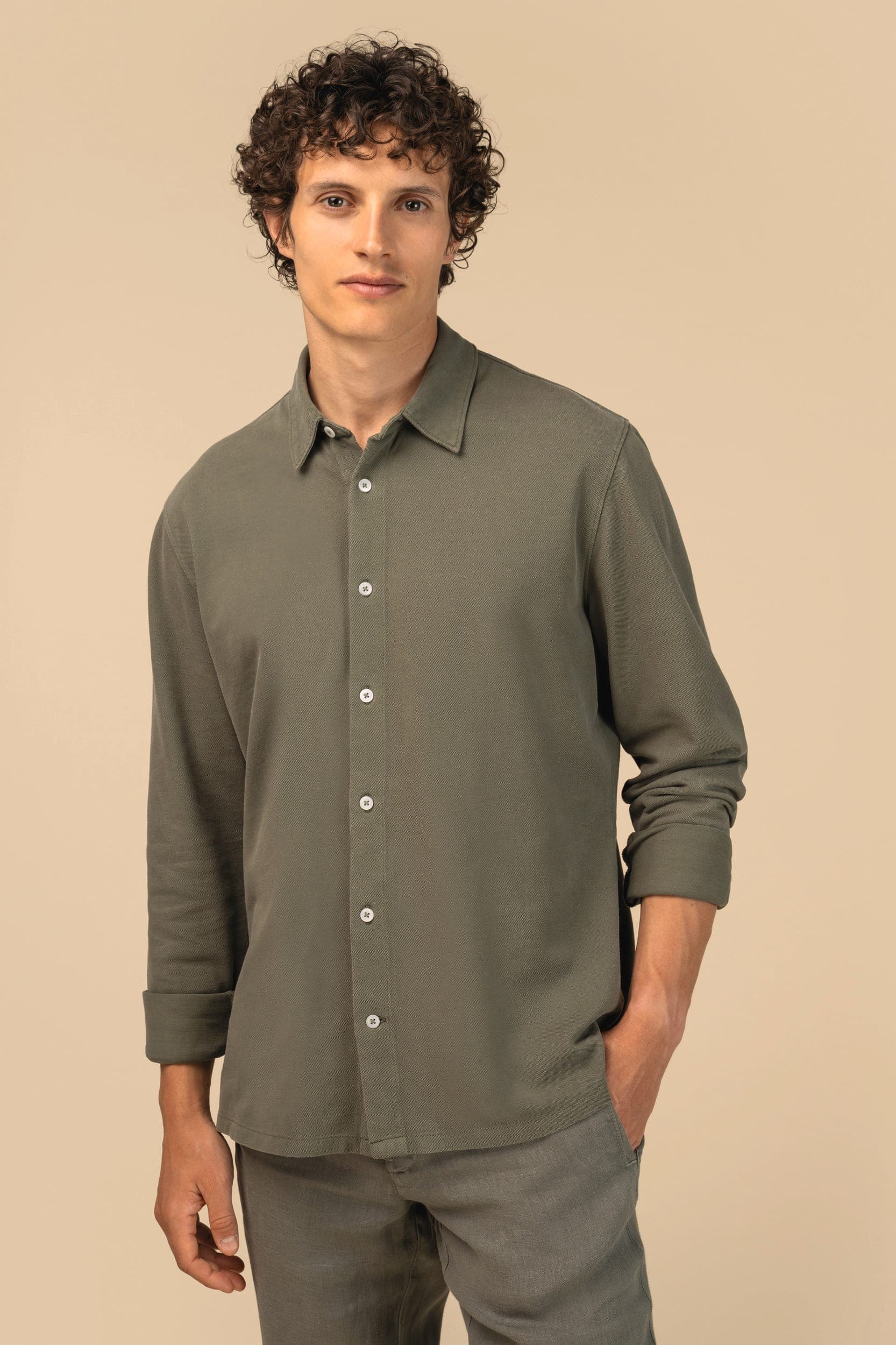 Chemise écoresponsable délavée en maille piquée homme en situation