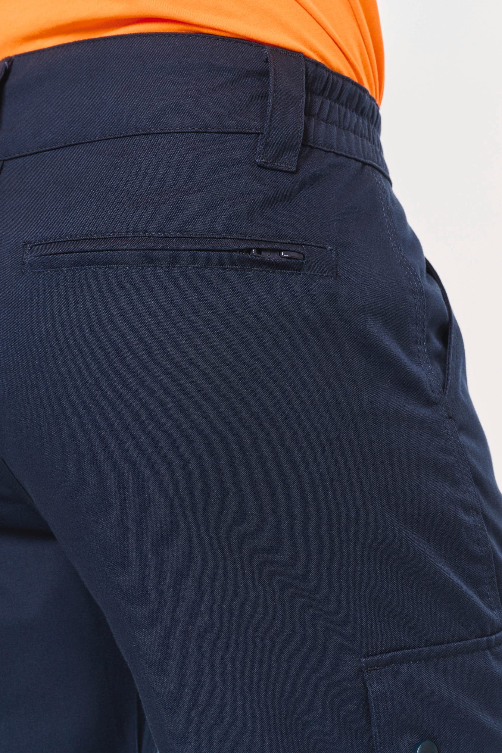 Pantalon cargo unisexe avec bas élastiqué et bande réfléchissante en situation