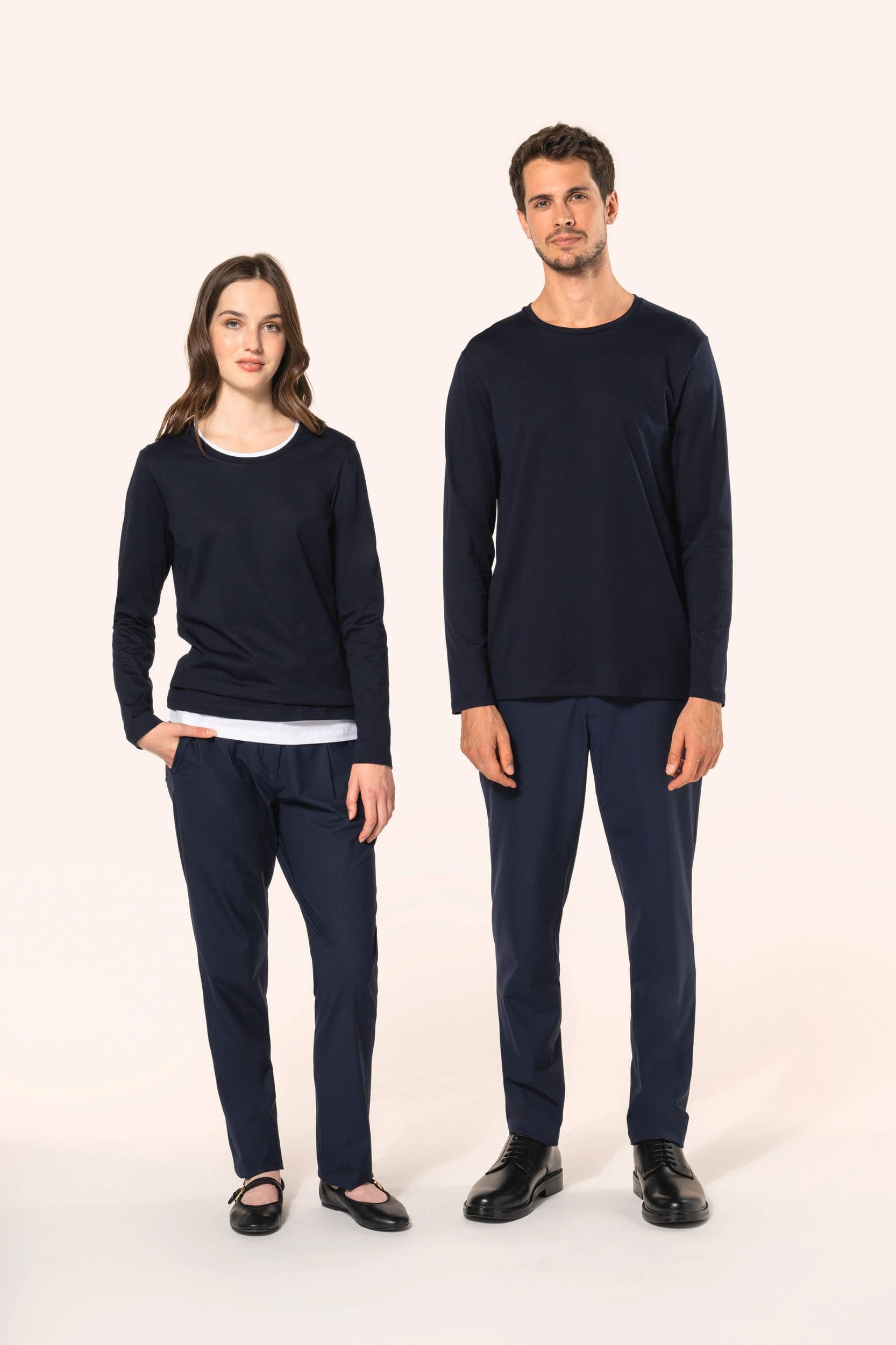 T-shirt Supima® col rond manches longues femme en situation