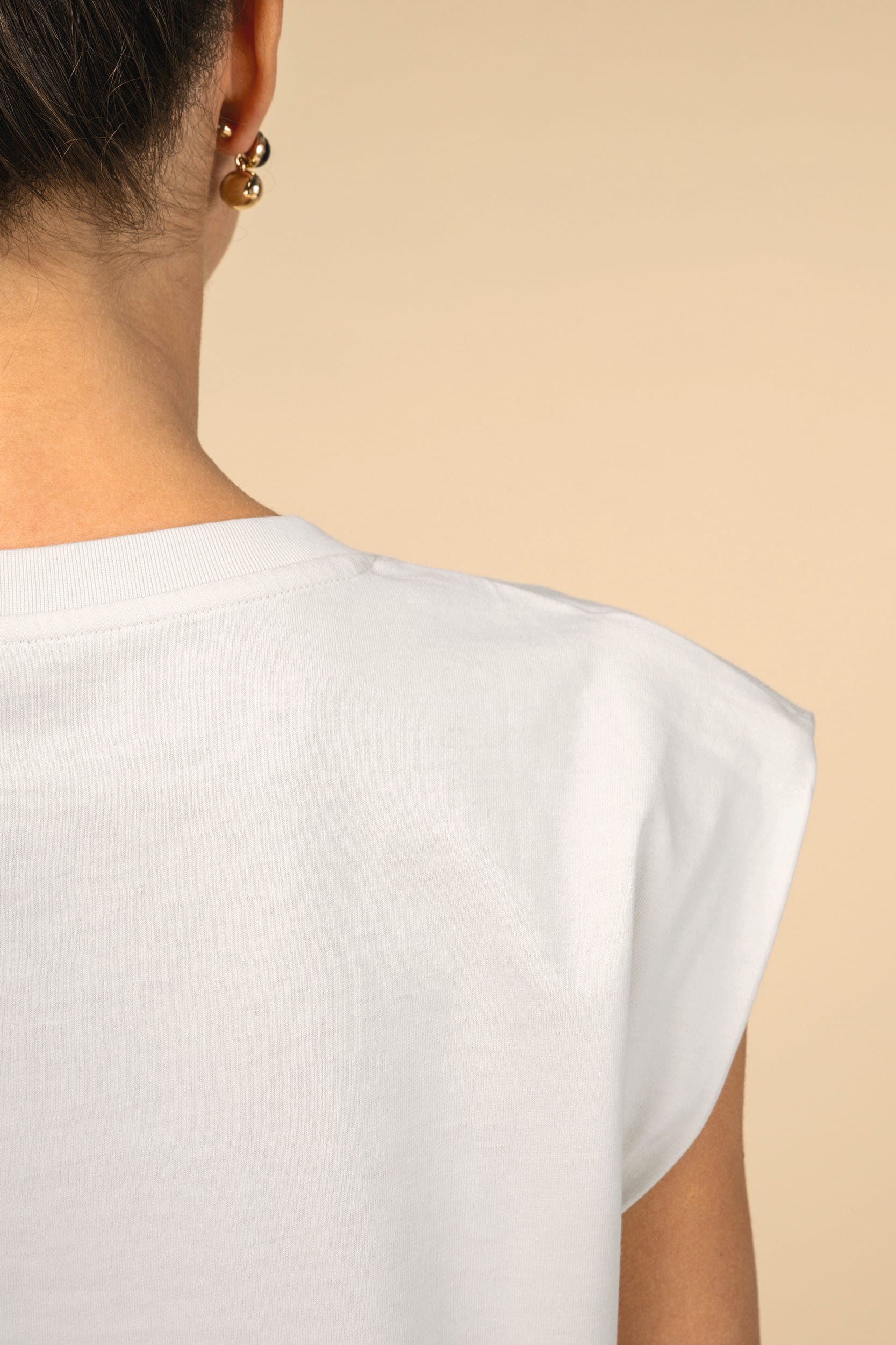 T-shirt écoresponsable sans manches à épaulettes femme en situation