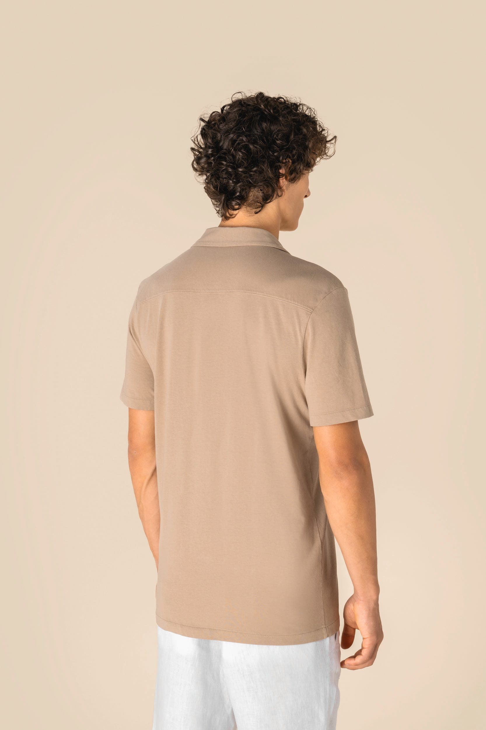 Chemise écoresponsable à col bowling délavée en jersey manches courtes homme en situation