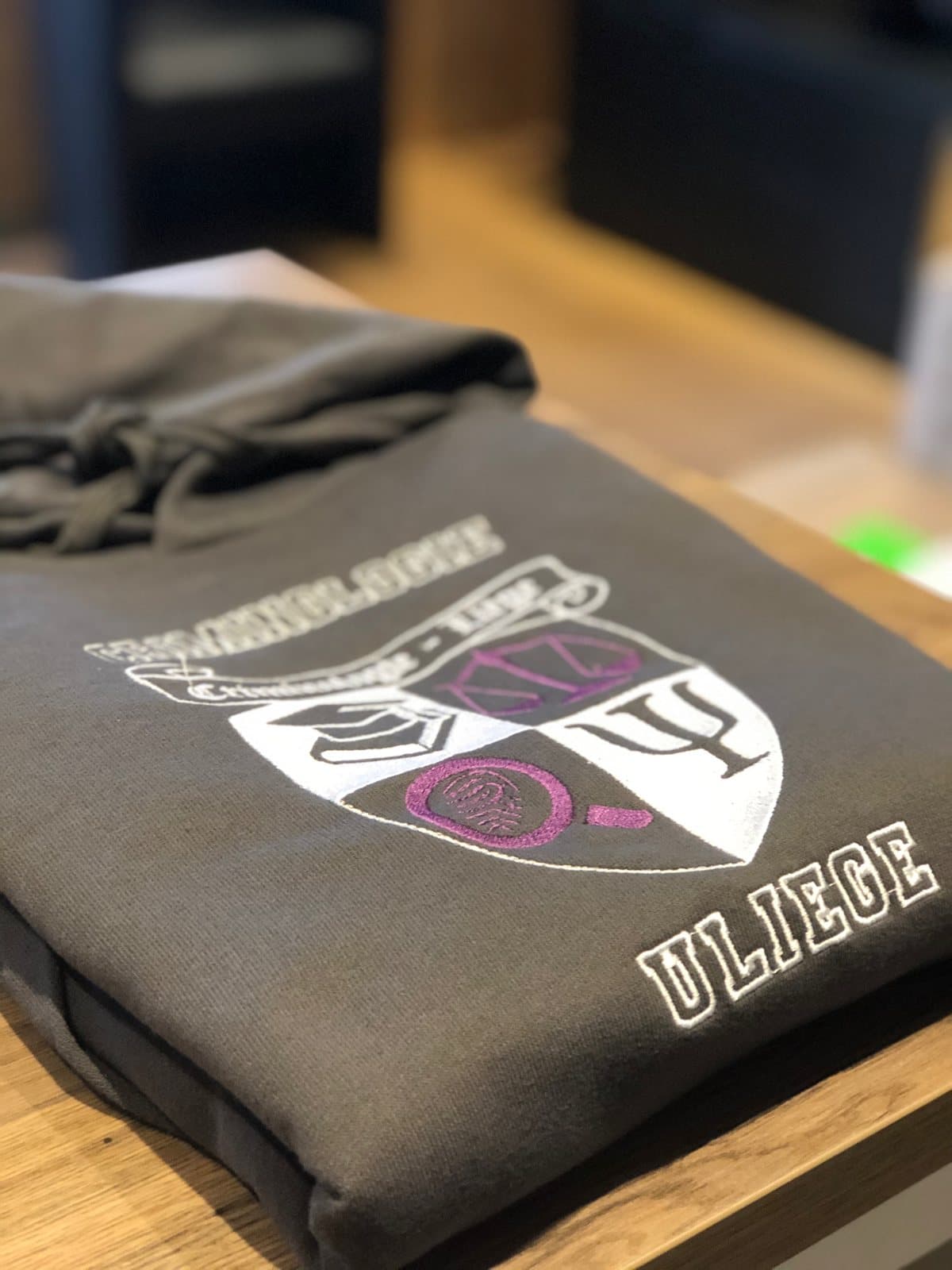 Realisatie van Illicom: kledij bedrukt of geborduurd met logo