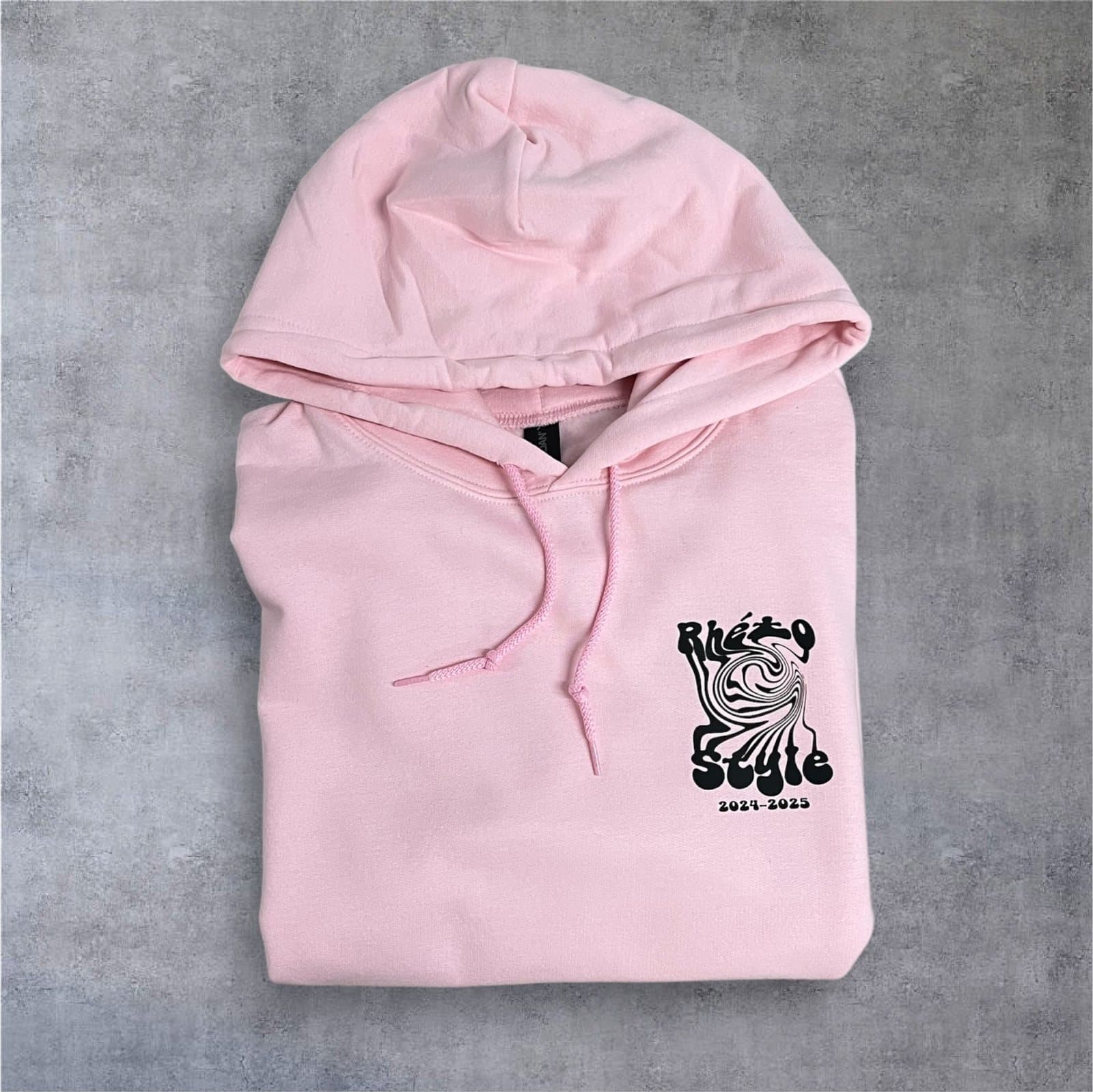 Sweat à capuche rose, logo de la classe en poitrine, 2024-2025 — Rhétos « Rhéto Style »