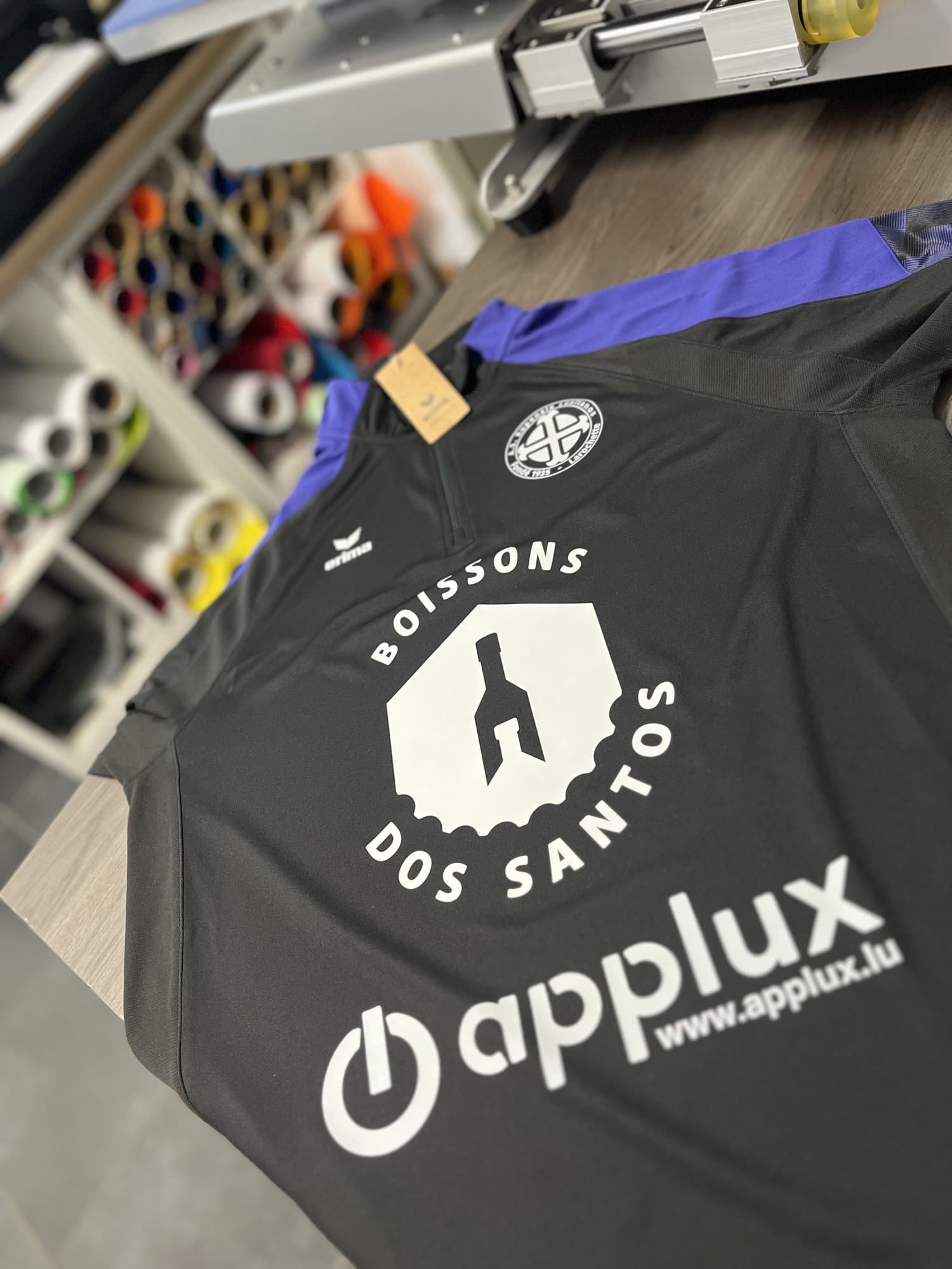 Maillot de football noir imprimé aux logos des sponsors